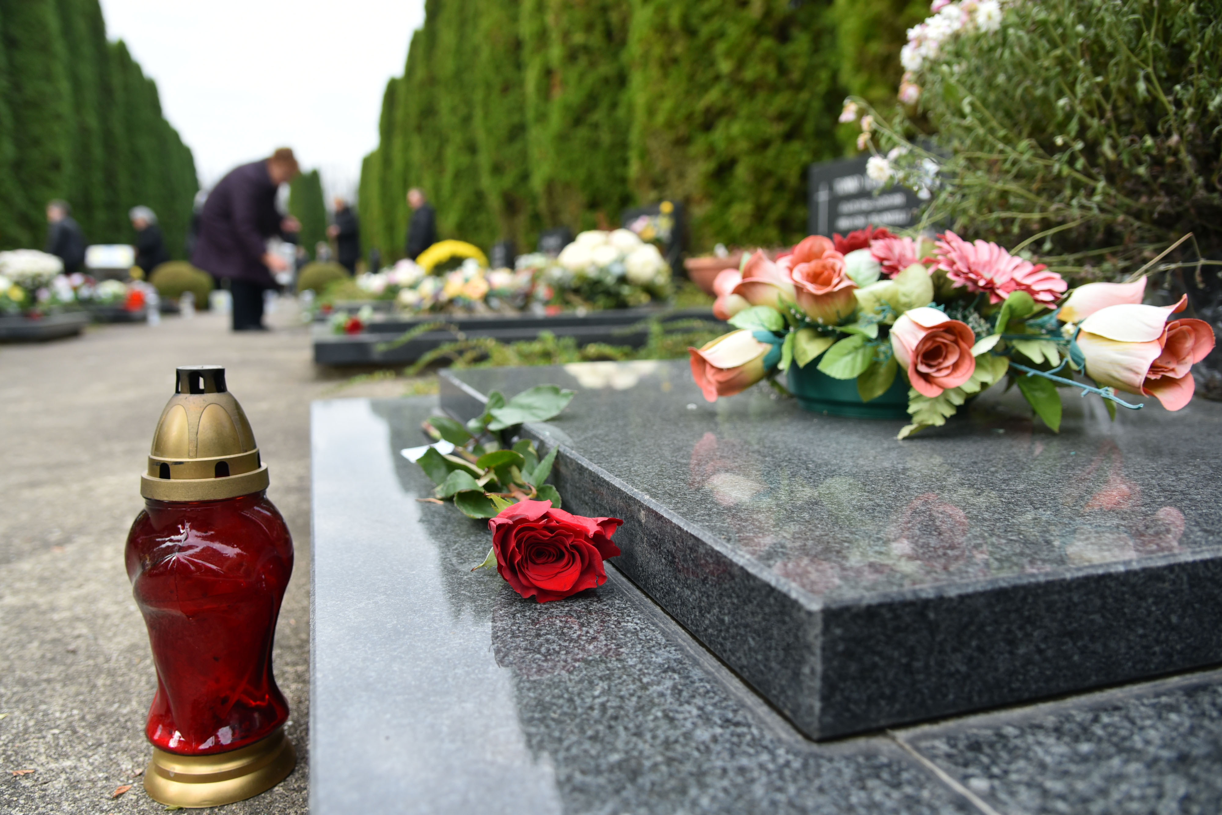Vukovar, 17.11.2018. - Na Memorijalnom groblju rtava iz Domovinskog rata u Vukovaru, uoèi 27. obljetnice sloma obrane i okupacije toga grada èlanovi Udruge roditelja i obitelji zarobljenih i nasilno odvedenih hrvatskih branitelja "Vukovarske majke" i Saveza udruga obitelji zatoèenih i nestalih hrvatskih branitelja poloili su rue i zapalili svijeæe na grobovima poginulih i ubijenih branitelja. 
foto HINA/ ua