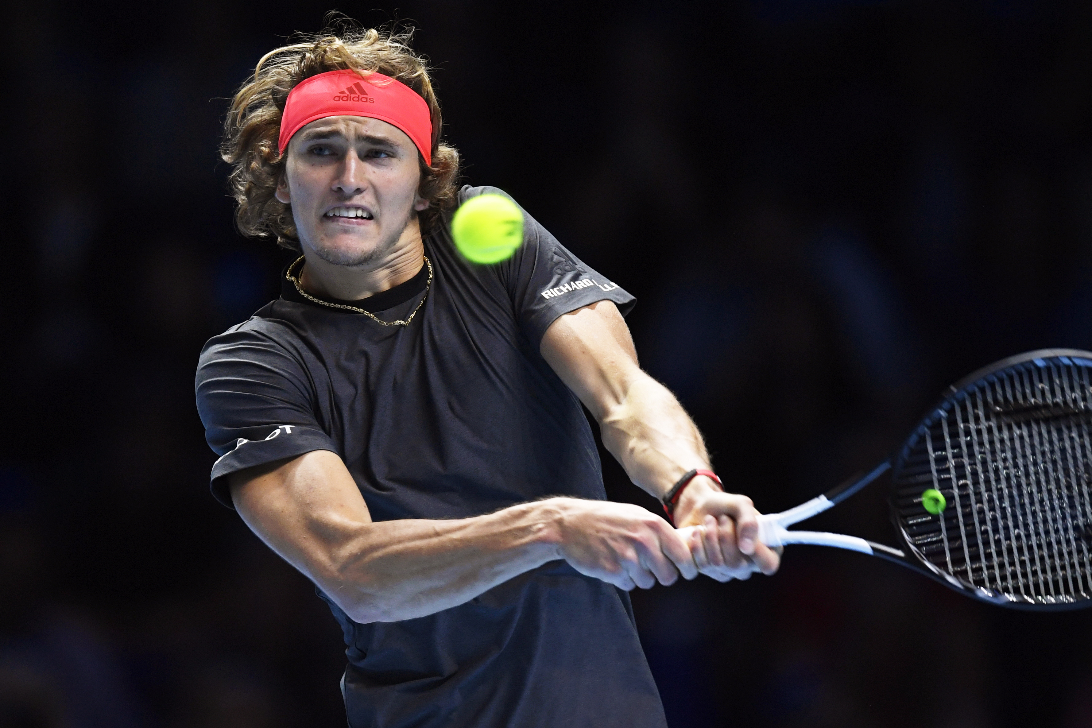 epa07173443 Germany's Alexander Zverev in action against Switzerland's Roger Federer during their semi final match of the ATP World Tour Finals tennis tournament in London, Britain, 17 November 2018.  EPA/WILL OLIVER