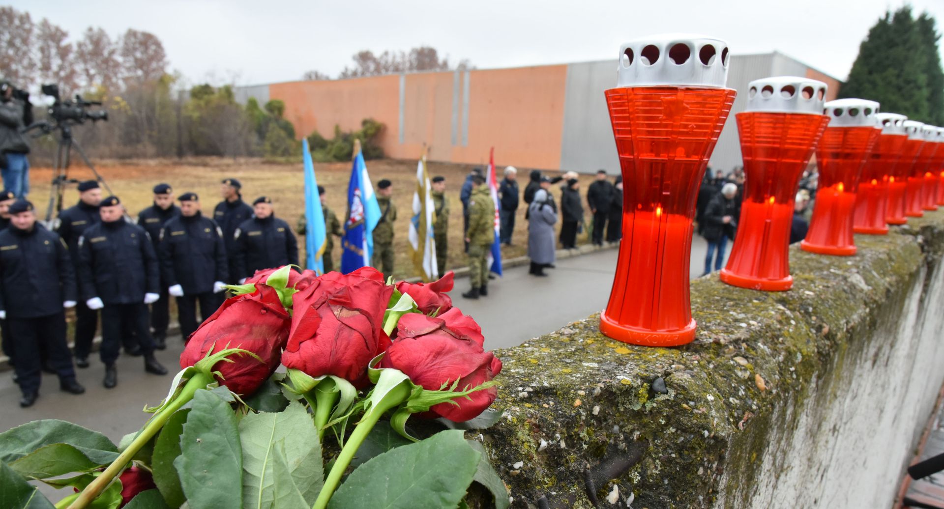Vukovar, Borovo naselje, 19.11.2018. - Stradanje ljudi iz vukovarske gradske èetvrti Borovo naselje obiljeilo se polaganjem vijenaca podno Spomen-ploèe na ruevinama poduzeæa "Borovo Commerce", nekadanje ratne bolnice i sklonita. Po zavretku programa krini put - kolona sjeæanja. foto HINA/ ml