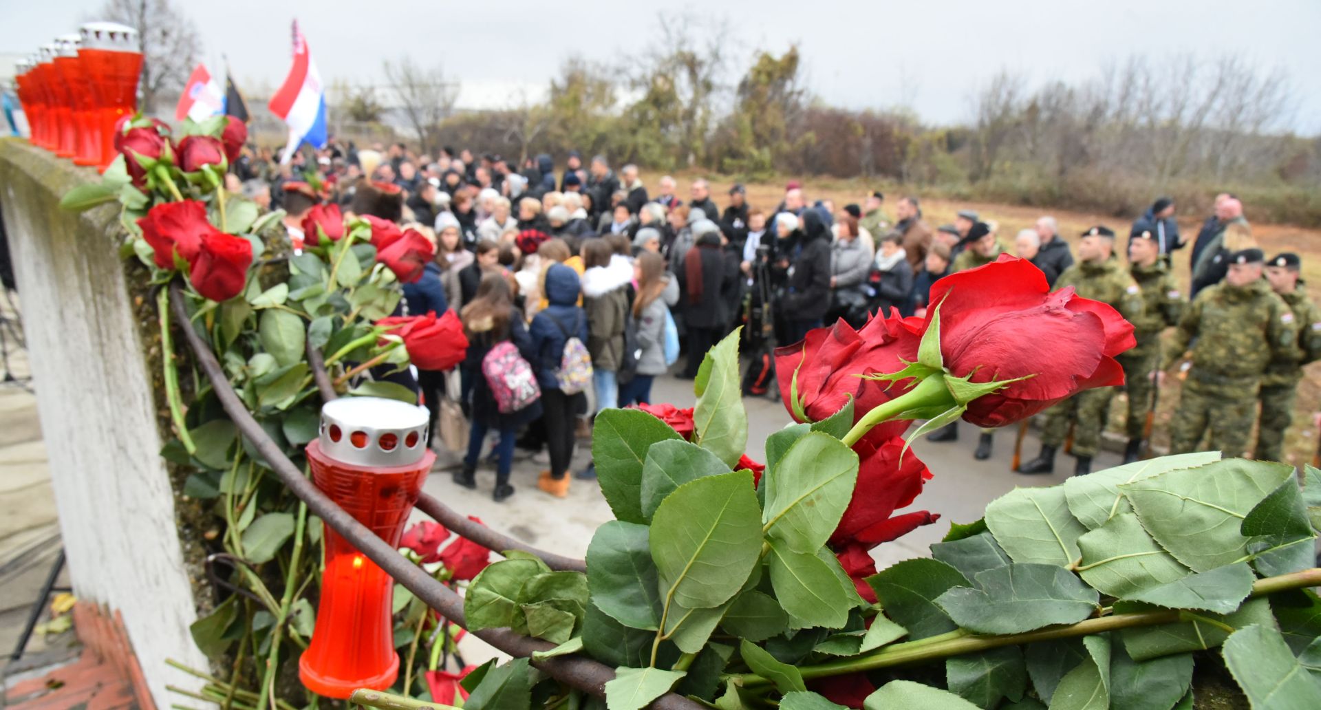 Vukovar, Borovo naselje, 19.11.2018. - Stradanje ljudi iz vukovarske gradske èetvrti Borovo naselje obiljeilo se polaganjem vijenaca podno Spomen-ploèe na ruevinama poduzeæa "Borovo Commerce", nekadanje ratne bolnice i sklonita. Po zavretku programa krini put - kolona sjeæanja. foto HINA/ ml