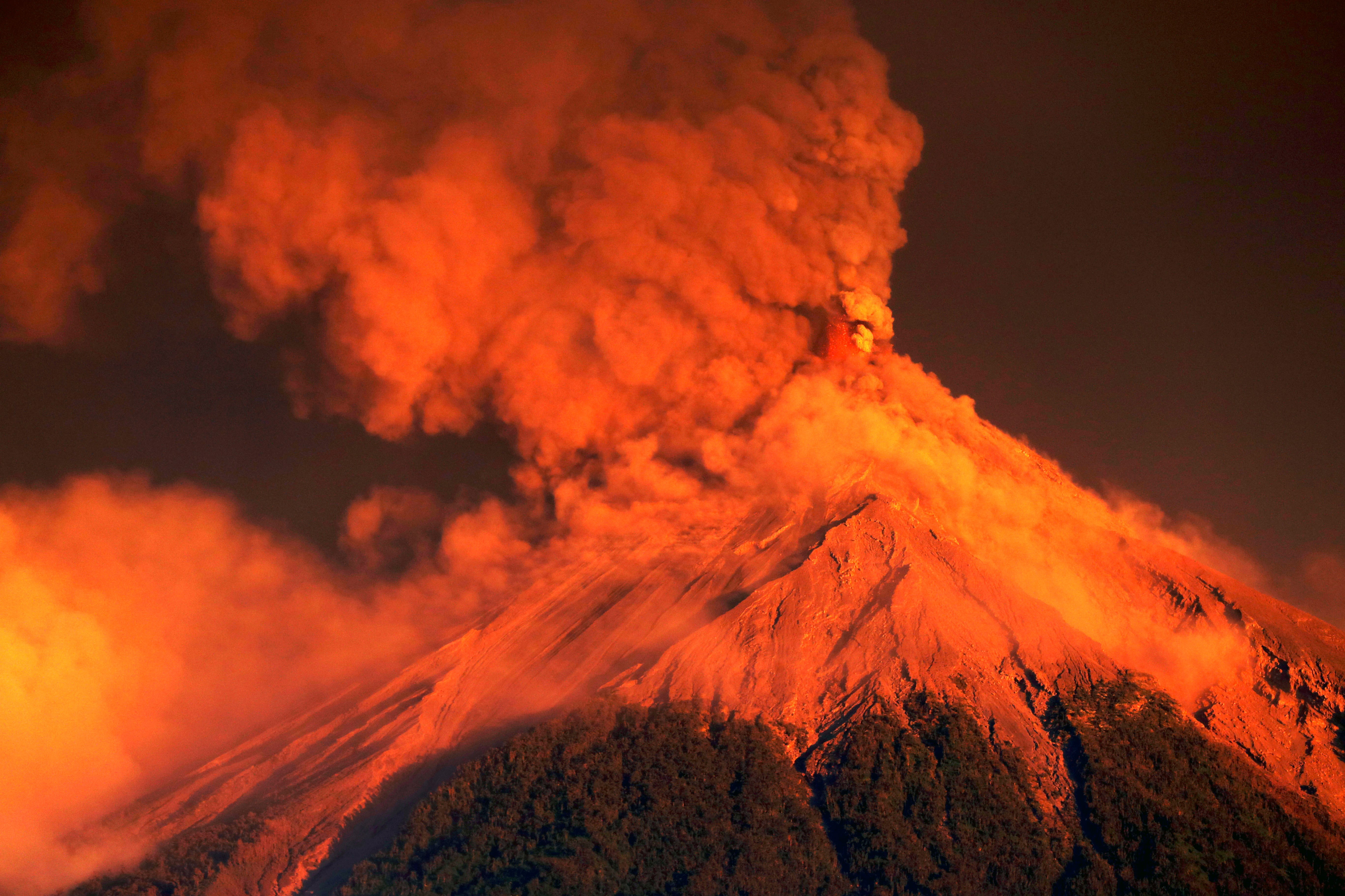 epa07177201 A view of the Fuego volcano eruption at sunrise, seen from El Rodeo, Escuintla, Guatemala, 19 November 2018. More than 2,000 people were evacuated from several villages due to the strong eruption that continues in the Fuego volcano, located 50 kilometers west of the Guatemalan capital, authorities said. The evacuations are carried out in a preventive way to avoid any misfortune due to the eruption of the volcano, the fifth recorded in the year, according to the National Coordinator for Disaster Reduction (Conred).  EPA/Esteban Biba