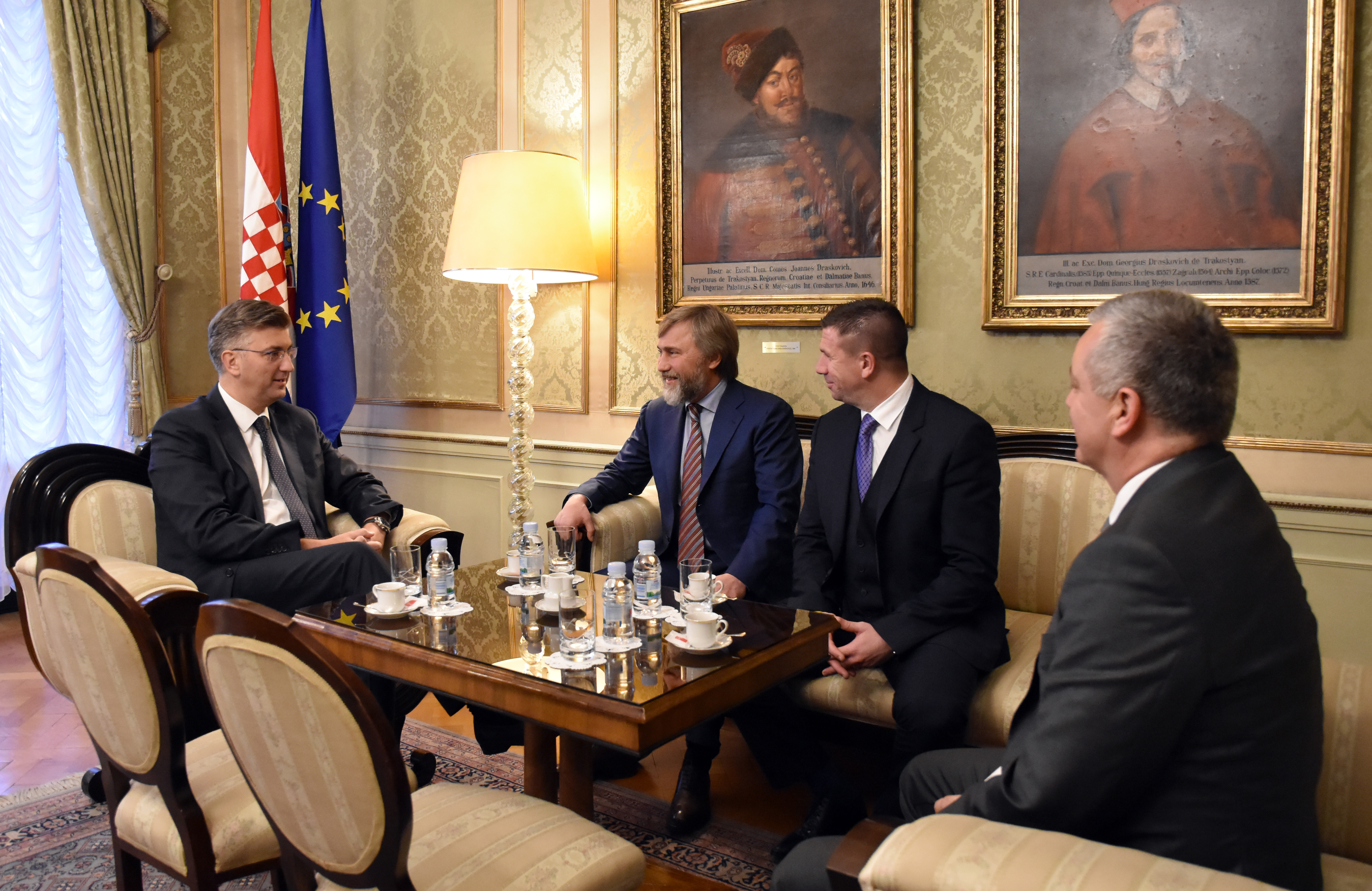 Zagreb, 19.11.2018 - Predsjednik Vlade Andrej Plenkoviæ primio je u ponedjeljak u Banskim dvorima vlasnika Smart Holding grupe iz Ukrajine Vadima Novinskog, a razgovaralo se o zainteresiranosti Smart Holdinga za ulaganja u Uljanik grupu.
foto HINA/ Vlada RH/ ds