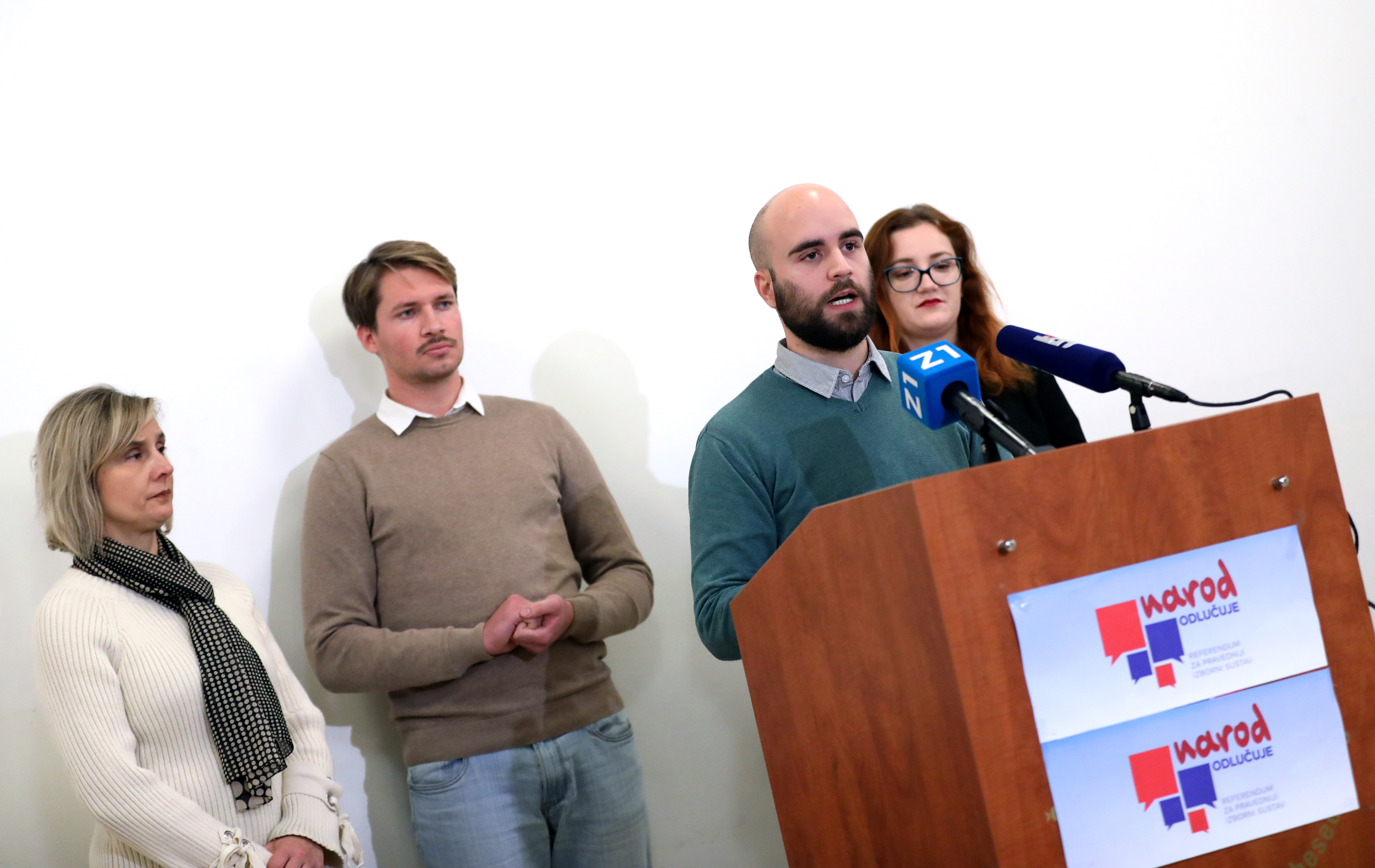 Zagreb, 20.11.2018. - Graðanska inicijativa Narod odluèuje odrala je konferenciju za medije u vezi uvida u "navodno nevaeæe" potpise koje je prikupila ta referendumska inicijativa. Na fotografiji Natalija Kanaèki, Tvrtko Krpina, Luka Mlinariæ, Antonija Jonjiæ. foto HINA/ Lana SLIVAR DOMINIÆ/ lsd