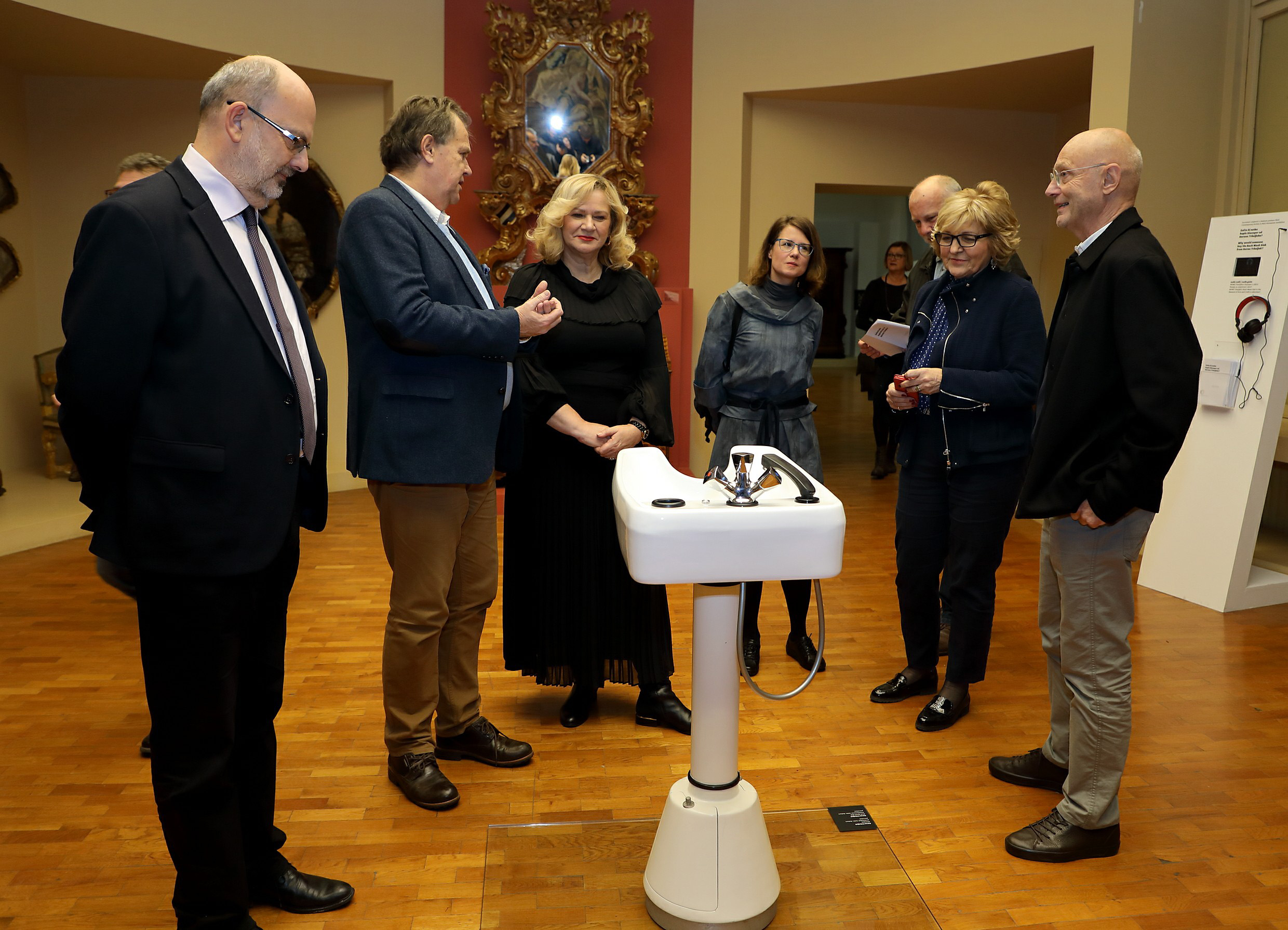Zagreb, 20.11.2018 - U sklopu devetog po redu ciklusa "Suvremeni umjetnici u Stalnom postavu MUO" u utorak je otvorena izloba Gorana Trbuljaka, jednog od najznaèajnijih hrvatskih suvremenih konceptualnih umjetnika, pod nazivom "Zato bi netko kupio Glavoper od Gorana Trbuljaka?"  koja ostaje otvorena do 1. travnja 2019.
foto HINA/ MUO/ ds