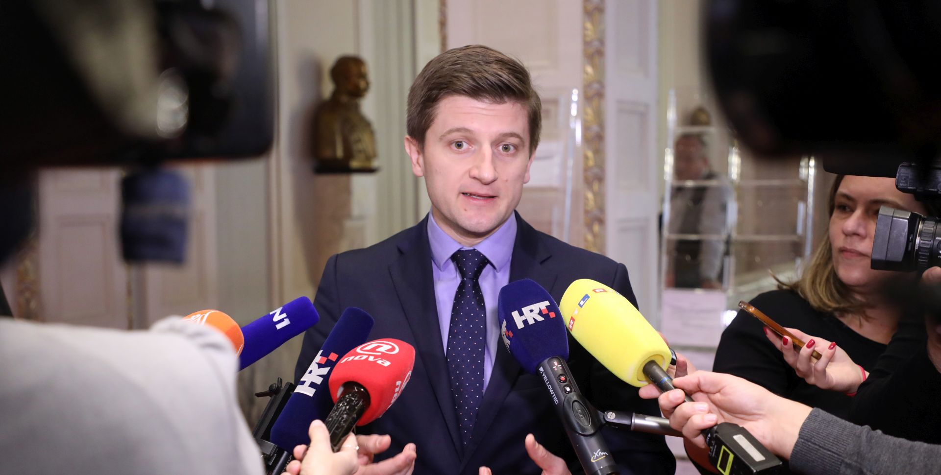 Zagreb, 21.11.2018 - Ministar financija Zdravko Mariæ dao je izjavu za medije ispred sabornice nakon rasprave o amandmanima na poreznu reformu.
foto HINA/ Damir SENÈAR /ds
