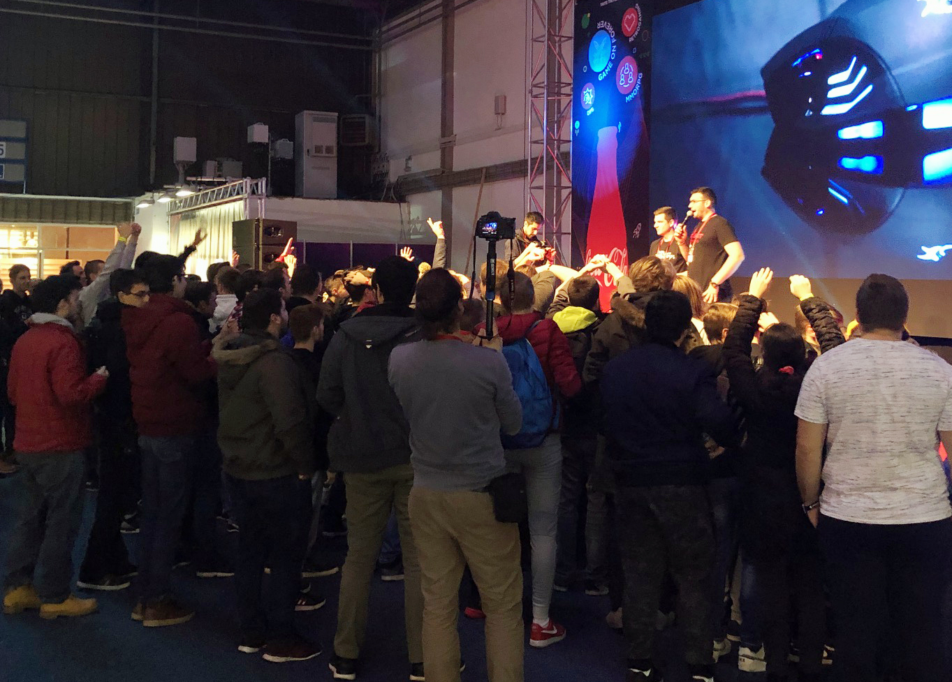 Zagreb, 22.11.2018. - Najveæi regionalni sajam industrije video igara i popratne tehnologije Reboot Infogamer otvorio je u srijedu po sedmi put svoja vrata posjetiteljima na Zagrebaèkom velesajmu, gdje su na dosad rekordnom prostoru predstavljene najveæe izdavaèke kuæe u industriji, preko 100 neovisnih izdavaèa iz cijele Europe i vie od 900 igraæih jedinica na kojima se mogu isprobati najveæi svjetski hitovi.
foto HINA/ Antonio RAPOLIÆ/ ml
