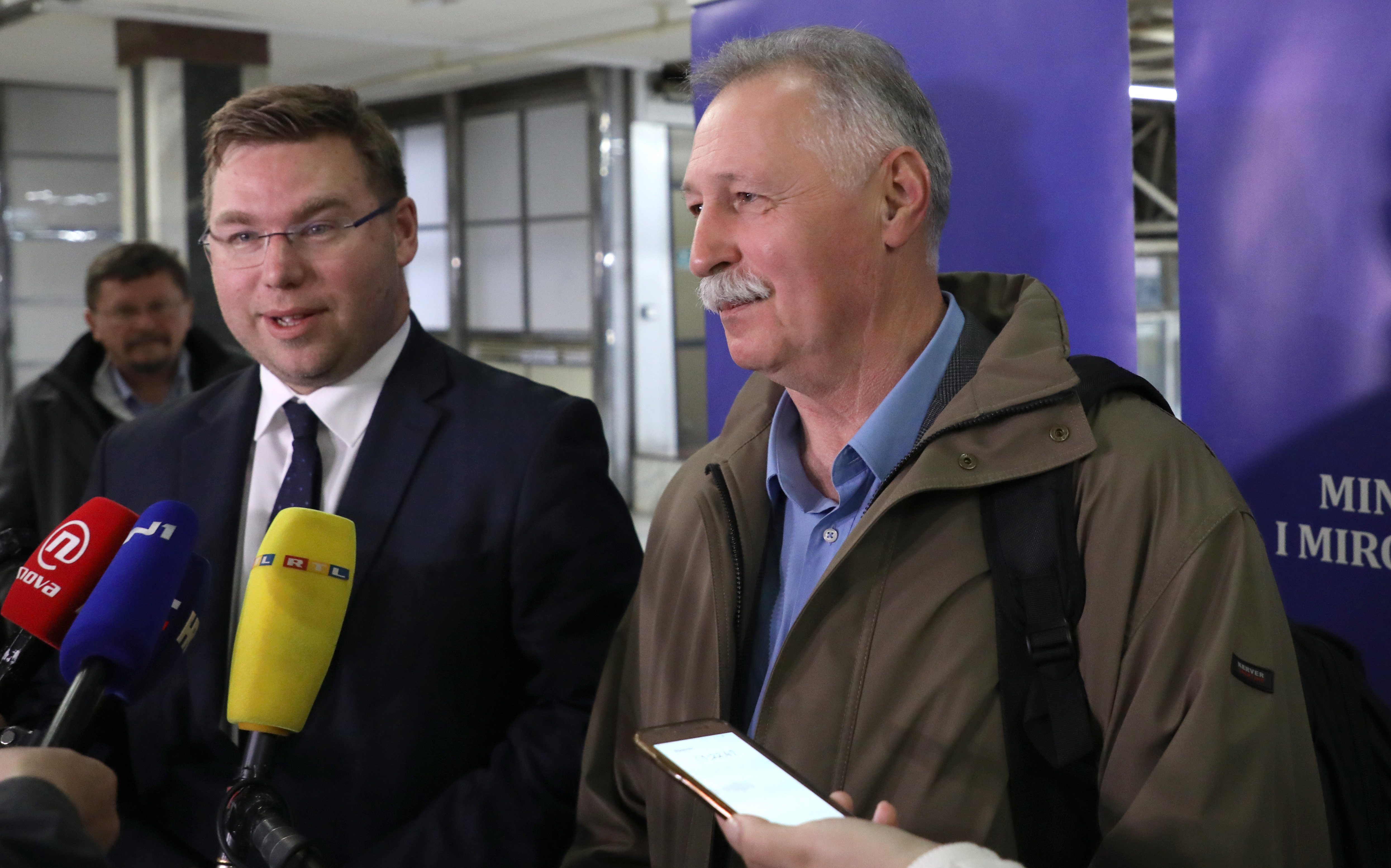 Zagreb, 22.11.2018 - Izjave minstra Marka Paviæa i Branimira Mihalinca nakon postupka mirenja izmeðu predstavnika sindikata javnih slubi i Vlade RH. Na fotografiji Marko Paviæ, Branimir Mihalinec.
foto HINA/ Admir BULJUBAIÆ/ abu