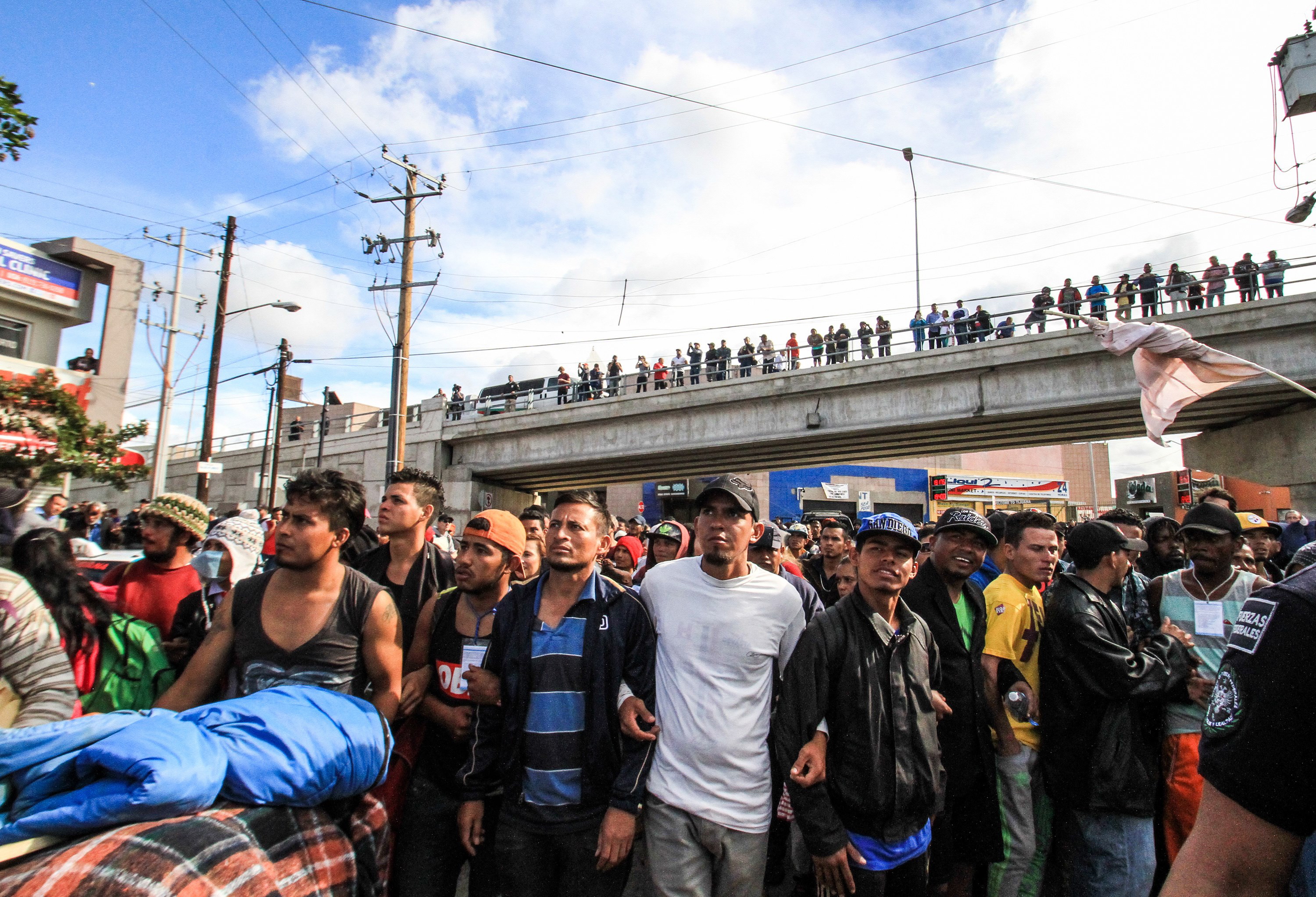epa07183664 Central American migrants march from the shelter they occupy in Colonia Zona Norte of to the El Chaparral pedestrian gate in Tijuana, Mexico, 22 November 2018. Central American migrant caravan is making its way to the Mexico-USA border to request asylum after fleeing violence and poverty in other countries.  EPA/JOEBETH TERRIQUEZ