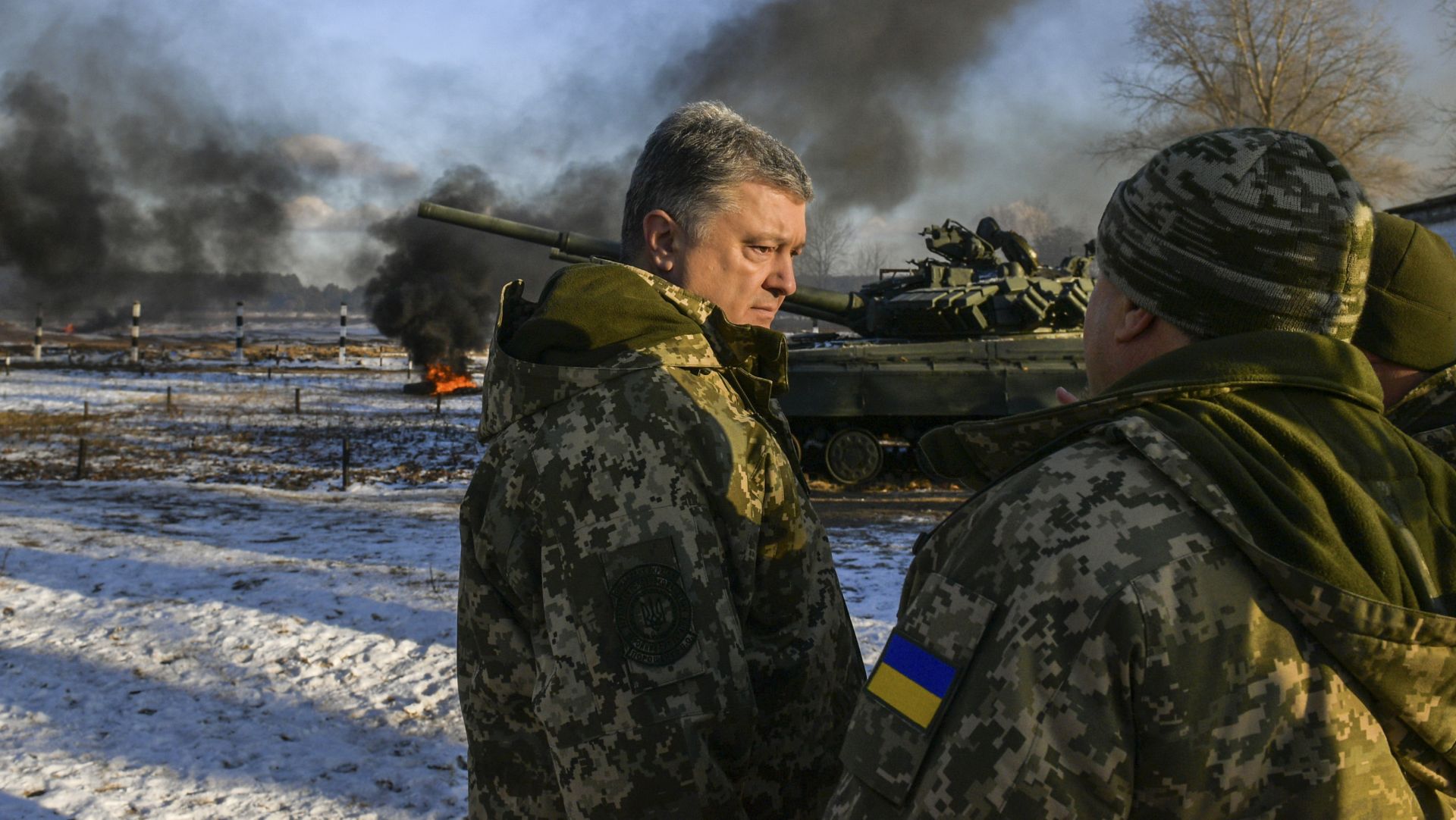 epa07194922 Ukrainian President Petro Poroshenko visits the 169th training centre 'Desna' of the Ukrainian Army ground forces not far from Chernihiv, Ukraine, 28 November 2018. President Poroshenko signed the law approving the decree on the introduction of martial law in 10 regions of Ukraine which will be in effect until 26 December 2018.  EPA/MYKOLA LAZARENKO / POOL