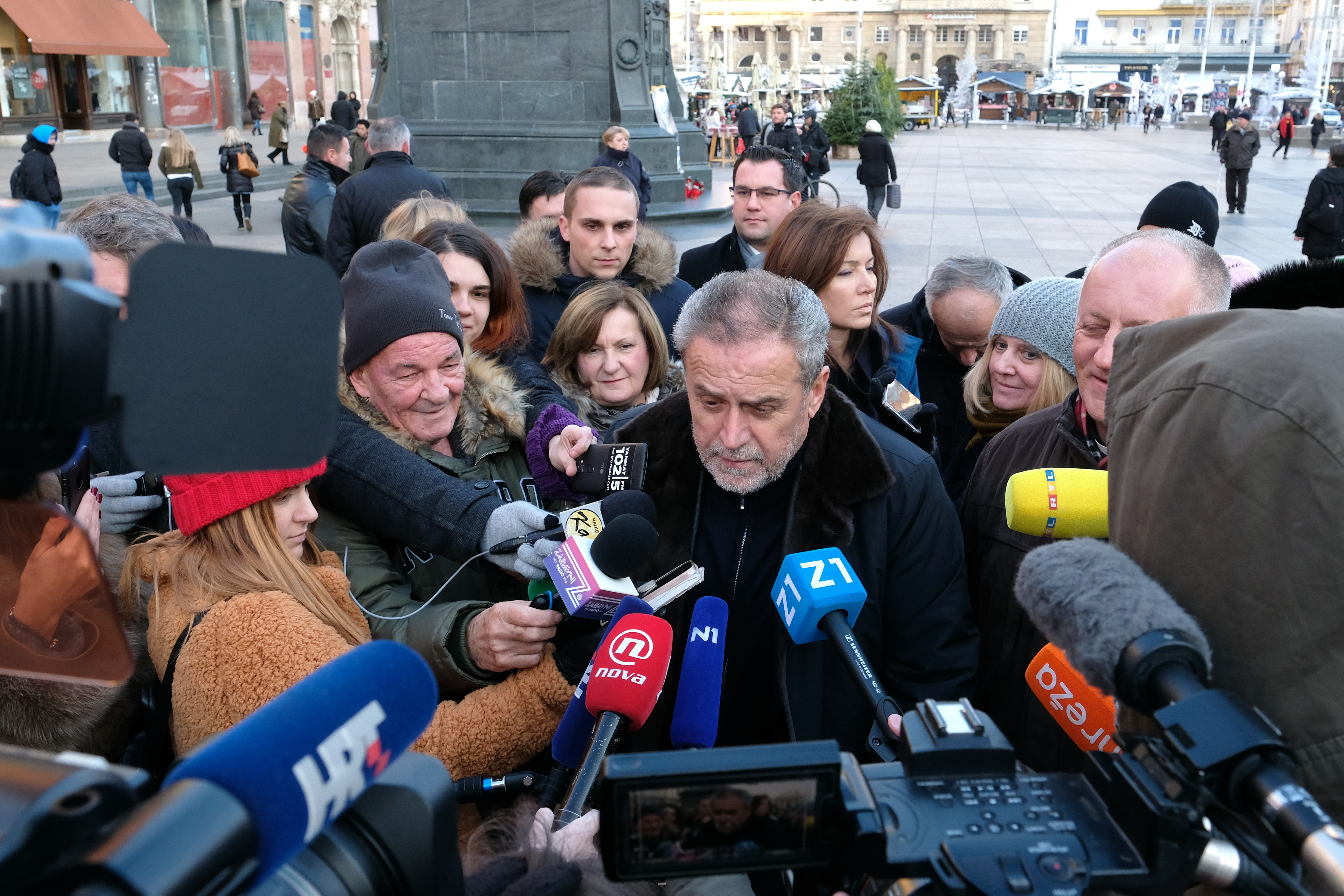 Zagreb, 29.11.2018 - Gradonačelnik Grada Zagreba Milan Bandić najavio je tradicionalno paljenje 1. adventske svijeće na Manduševcu, organizaciju prijevoza u vrijeme Adventa u Zagrebu – besplatan javni prijevoz vikendima, te novu ponudu ZET-a – kružne vožnje novim elektro-vozilima u gradskom središtu.
Na fotografiji Milan Bandić.
foto HINA/ Edvard ŠUŠAK/ es