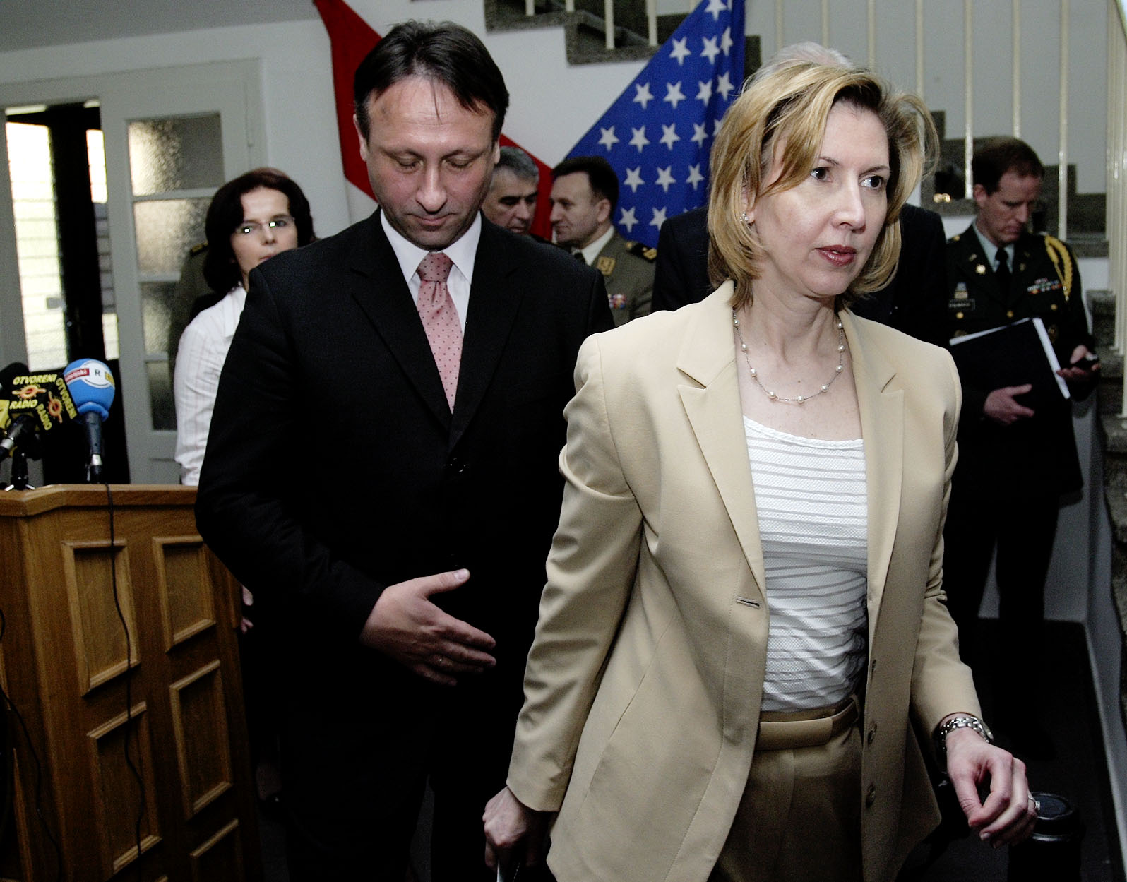 Zagreb, 29.4.2005 - Pomoænica ministra obrane SAD-a Mira Ricardel i ministar obrane Berislav Ronèeviæ nakon sastanka u Ministarstvu obrane RH.
foto FaH/ Tomislav PAVLEK