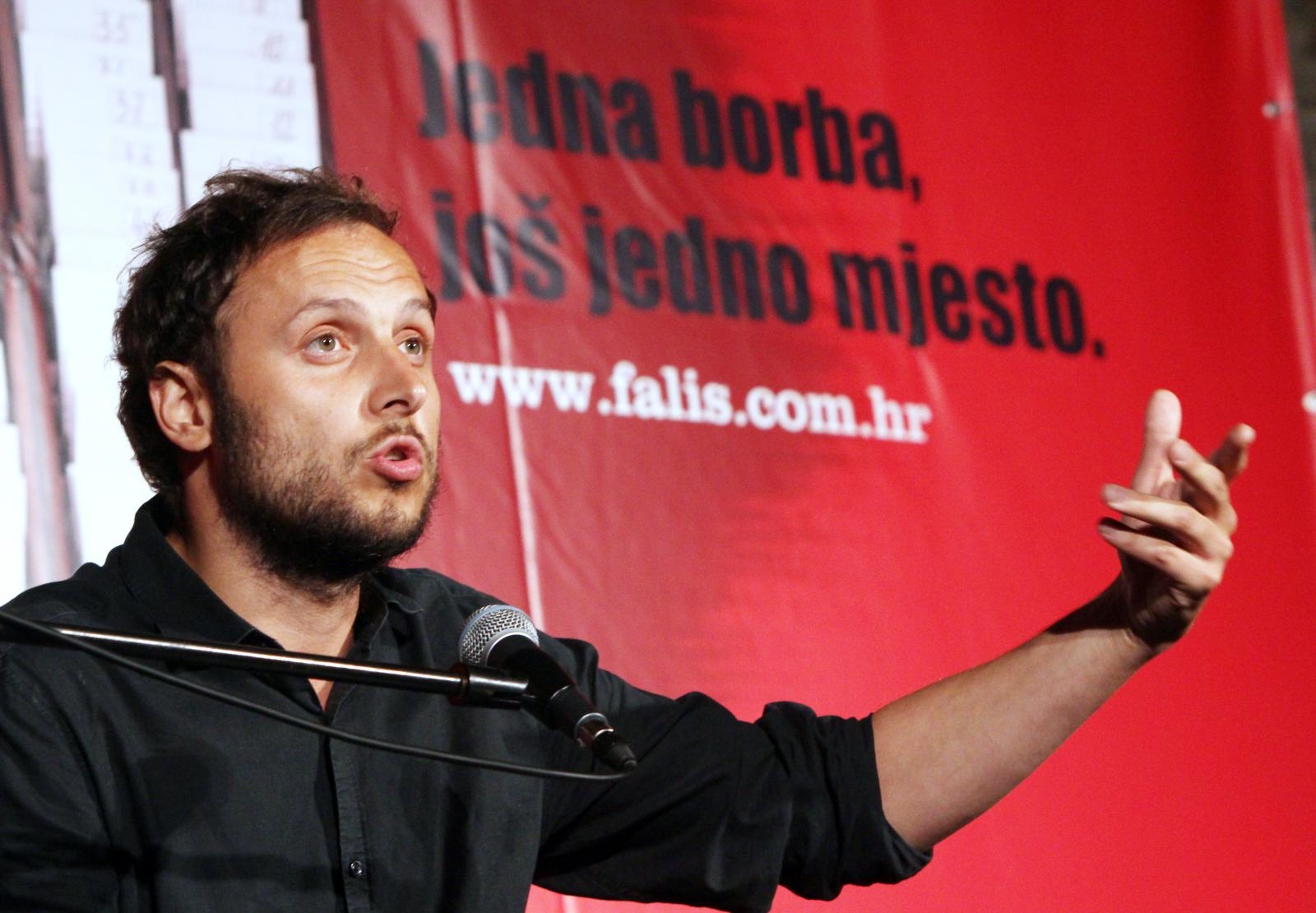 03.09.2014., Sibenik - Sestra Teresa, radikalna kriticarka kapitalizma, konzumerizma i militarizma, bankarskog sustava i mjera stednje gosca je drugog Festivala alternative i ljevice Sibenik FALIS. 
Kritizira i samu Crkvu iako je posvecena vjeri, narocito teologiji oslobodjenja ili, prema nekim tumacenjima, krscanskom socijalizmu. Kako je i obecala organizatorima, dosla je i poslusala predavanje Srecka Horvata. Emir Imamovic Pirke i Kruno Lokotar otvorili su prvo ovogodisnje predavanje, a tekstove je citao Kristijan Miric.
Photo: Dusko Jaramaz/PIXSELL