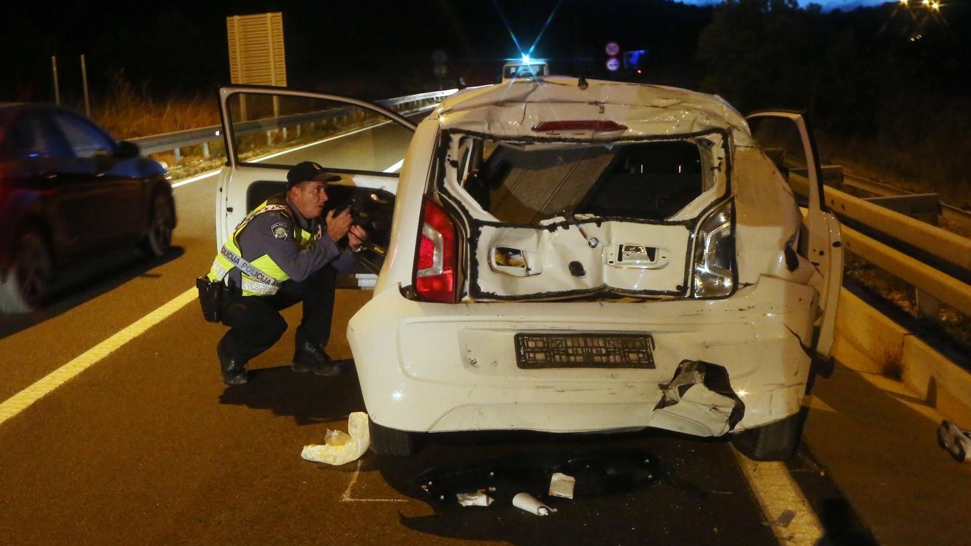 Tromilja: Četiri osobe ozlijeđene u prometnoj nesreći između automobila i cisterne 03.11.2018., Tromilja - Kod Tromilje na cesti D-33 dogodila se prometna nesreca izmedju osobnog automobila i cisterne u kojoj su ozlijedjene 4 osobe. Ocevid je u tijeku, a promet se odvija jednim trakom uz regulaciju prometne policije. Photo: Dusko Jaramaz/PIXSELL