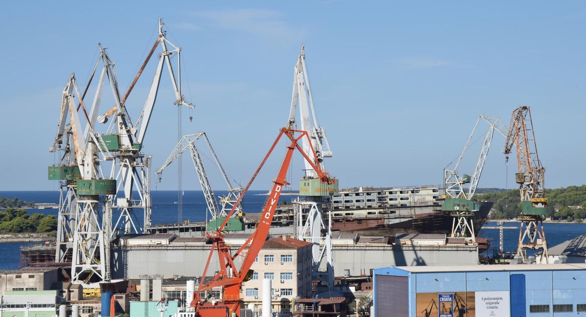 04.10.2018., Pula - Uljanikove dizalice dominiraju pulskim krajolikom. Photo: Dusko Marusic/PIXSELL
