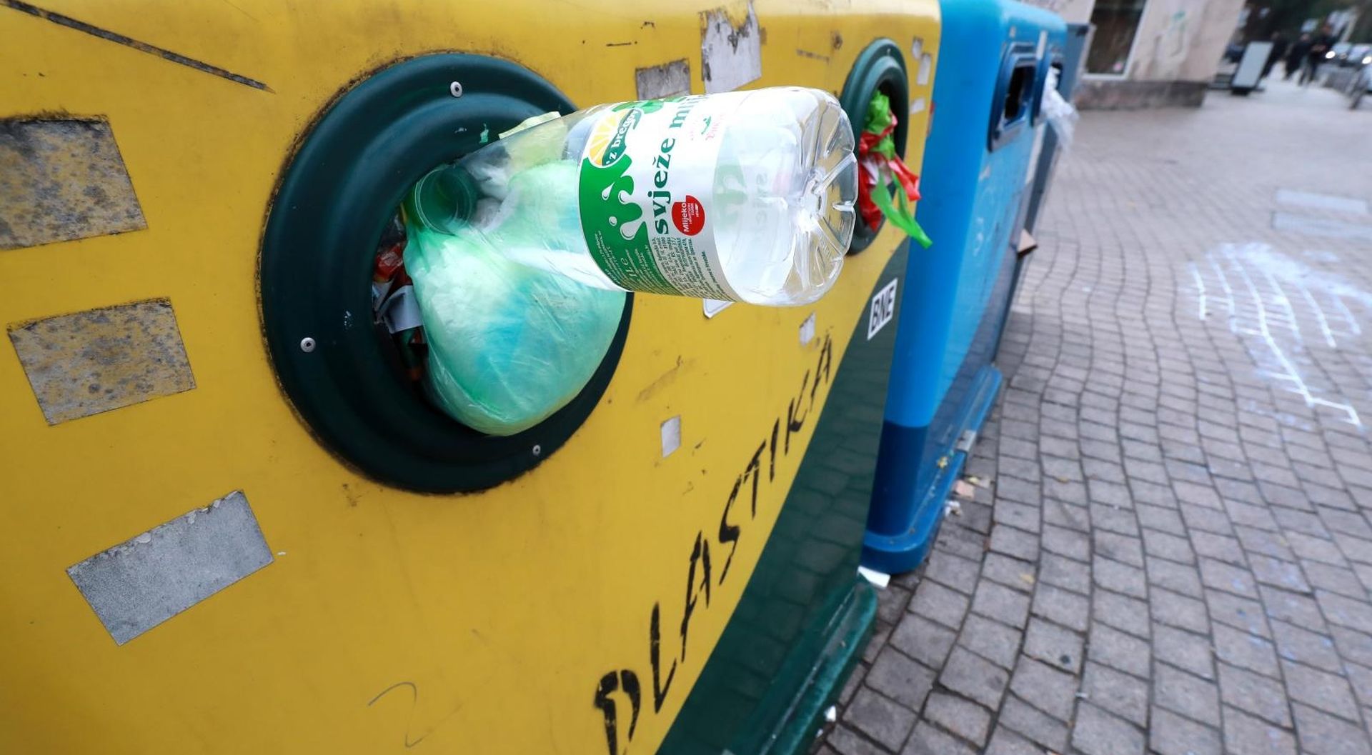 Zagreb: Istekao ugovor Čistoće i CIOS-a, niču divlja odlagališta plastike 05.11.2018., Zagreb - U gradu se smece ne razvrstava, nema centra za gospodarenje otpadom, a istekao je ugovor izmedju Cistoce i CIOS-a pa nicu divlja odlagalista plastike. Kontejneri za staklo, plastiku i papir na krizanju Vlaske i Palmoticeve ulice.

Photo: Sanjin Strukic/PIXSELL