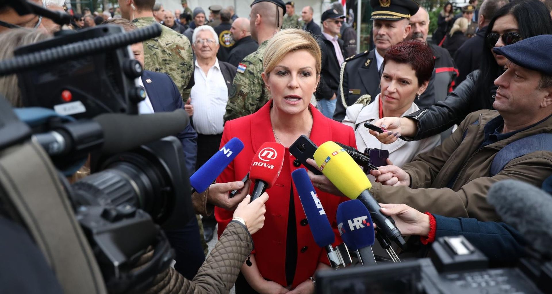05.11.2018.Zagreb -  U vojarni 1. gardijske brigade Tigrovi obiljezena je 28.obljetnica ustrojavanja 1. gardijske brigade te su predsjednica Kolinda Grabar Kitarovic, ministri Damir Krsticevic iTomo Medved i nacelnik Glavnog stozera OS Mirko Sundov polozili vijence na Spomen obiljezje poginulim Tigrovima. Nakon odavanja pocasti poginulima, prisegnuli su novi pripadnici Tigrova.
 Photo: Jurica Galoic/PIXSELL
