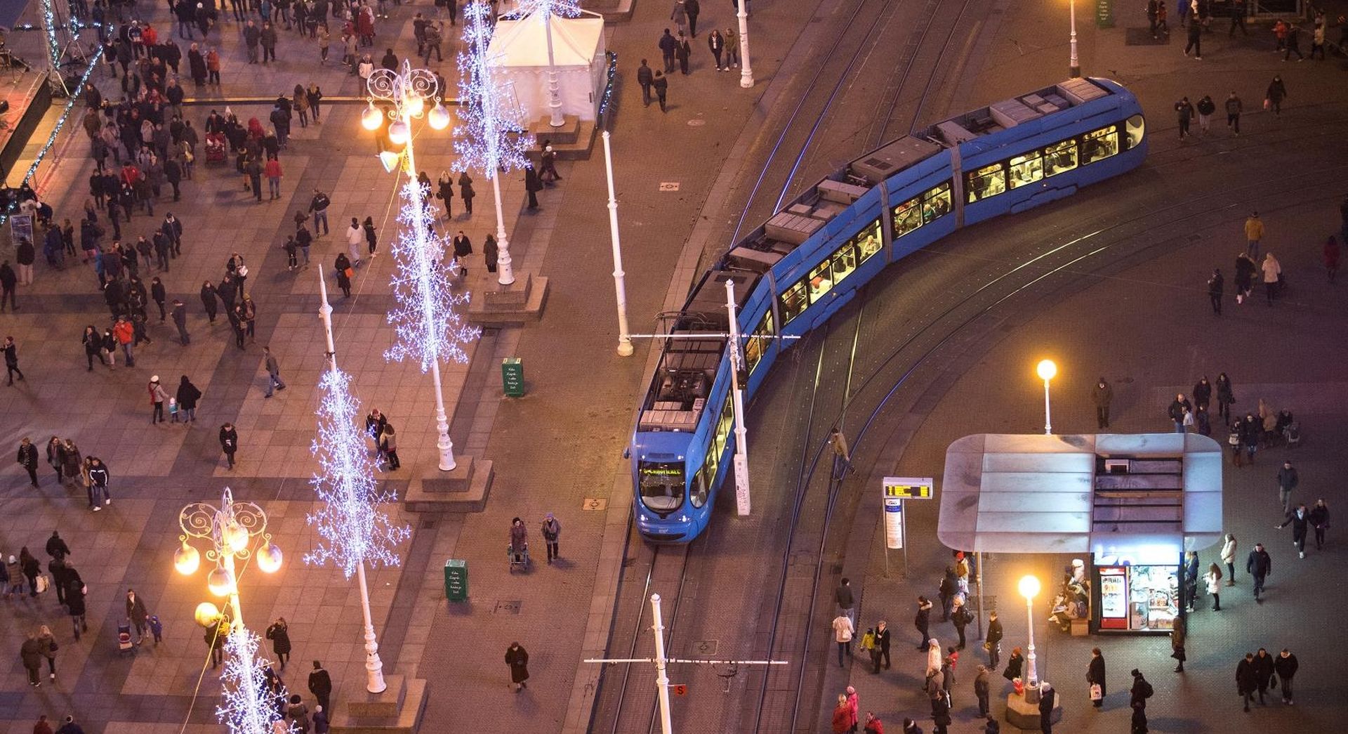06.12.2015., Zagreb - Panoramski pogled s vidikovca Zagreb Eye na osvijetljene i okicene ulice u centru grada. Adventskom ugodjaju doprinijela je i gusta magla. 
Photo: Davor Puklavec/PIXSELL