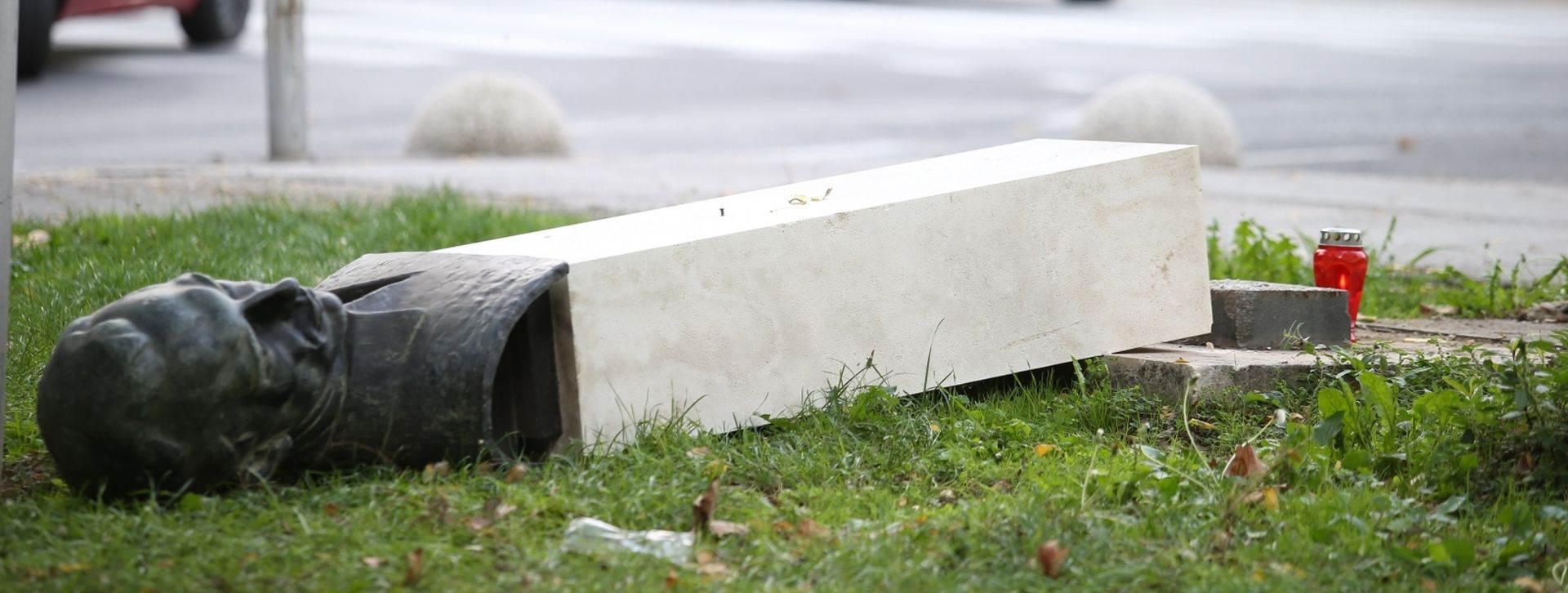 Split: Srušen spomenik Radi Končaru na Bačvicama  07.11.2018., Split - Jutros oko 4,40 sati ostecen je spomenik Radi Koncaru u parku na Bacvicama. Nepoznata osoba iz lezista je izvalila spomenik zajedno s postoljem.
Policija traga za pociniteljem. 
Photo: Ivo Cagalj/PIXSELL