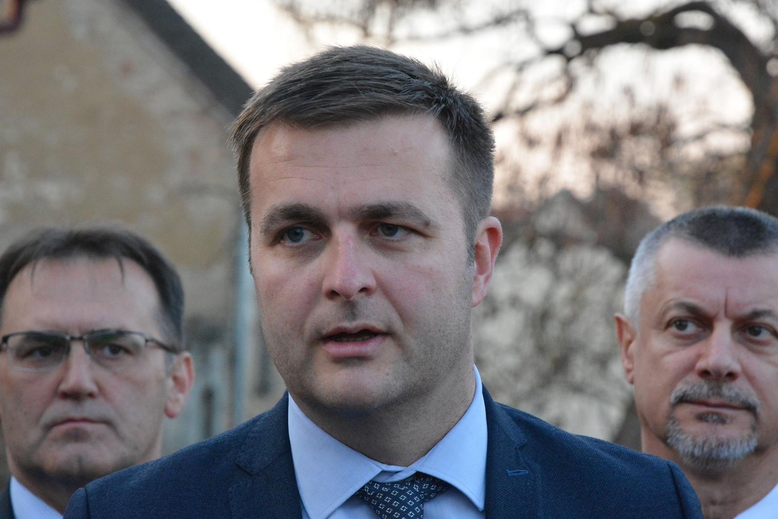 Ministar Ćorić obišao radove na povezivanju vodoopskrbnog sustava Slavonski Brod  08.11.2018., Sikirevci - Odrzan radni sastanak i obilazak radova na povezivanju vodoopskrbnog sustava Slavonski Brod na vodocrpiliste Istocna Slavonija - Sikirevci. Radove je obisao ministar zastite okolisa i energetike dr. sc. Tomislav Coric Photo: Ivica Galovic/PIXSELL