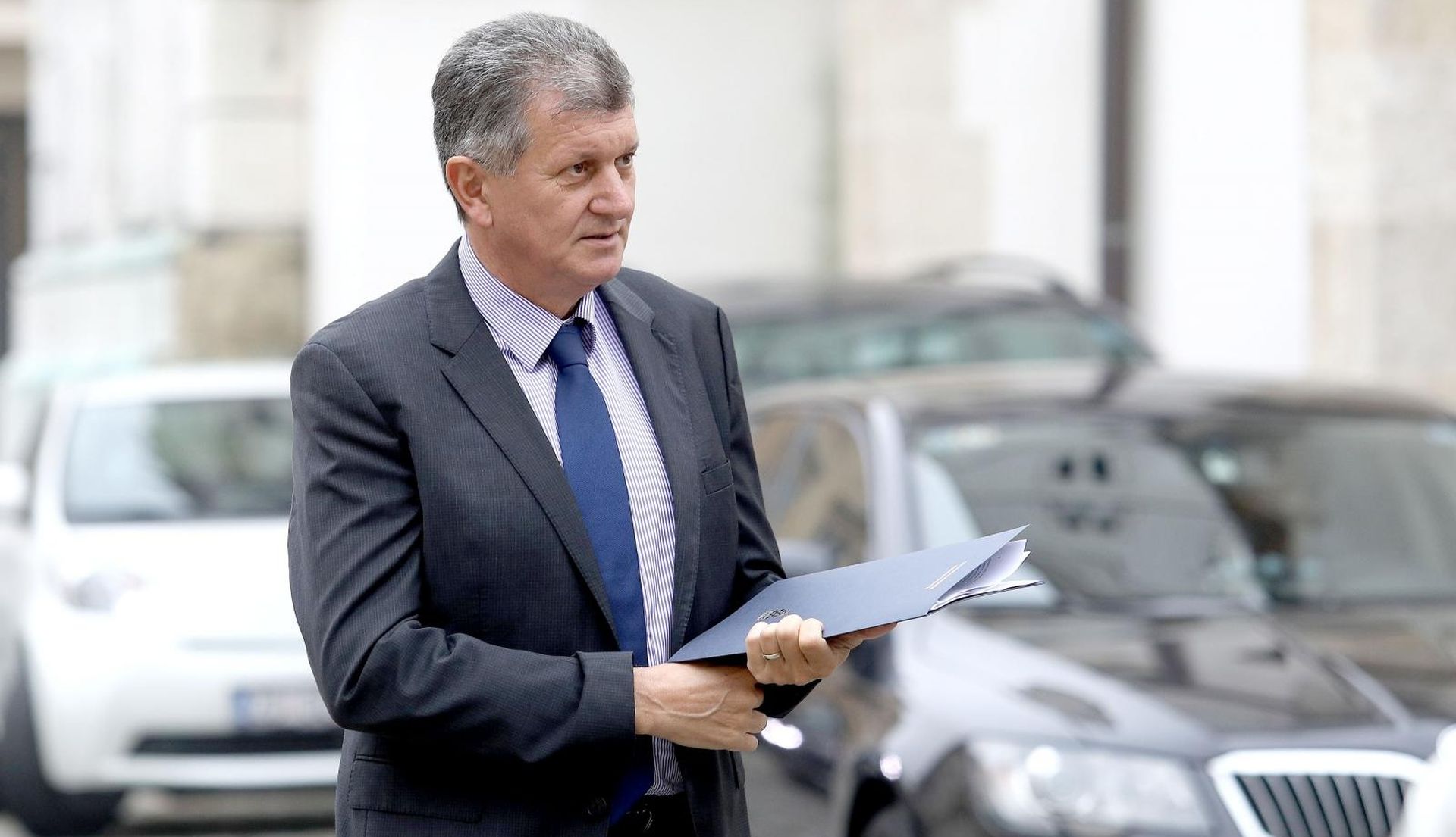Zagreb: Dolazak ministara na sjednicu Vlade 09.11.2018., Zagreb - Vlada RH na svojoj 124. sjednici raspravlja o nacrtu prijedloga drzavnog proracuna Republike Hrvatske za 2019. godinu i projekcijama za 2020. i 2021. godinu. Ministar zdravstva Milan Kujundzic. Photo: Patrik Macek/PIXSELL