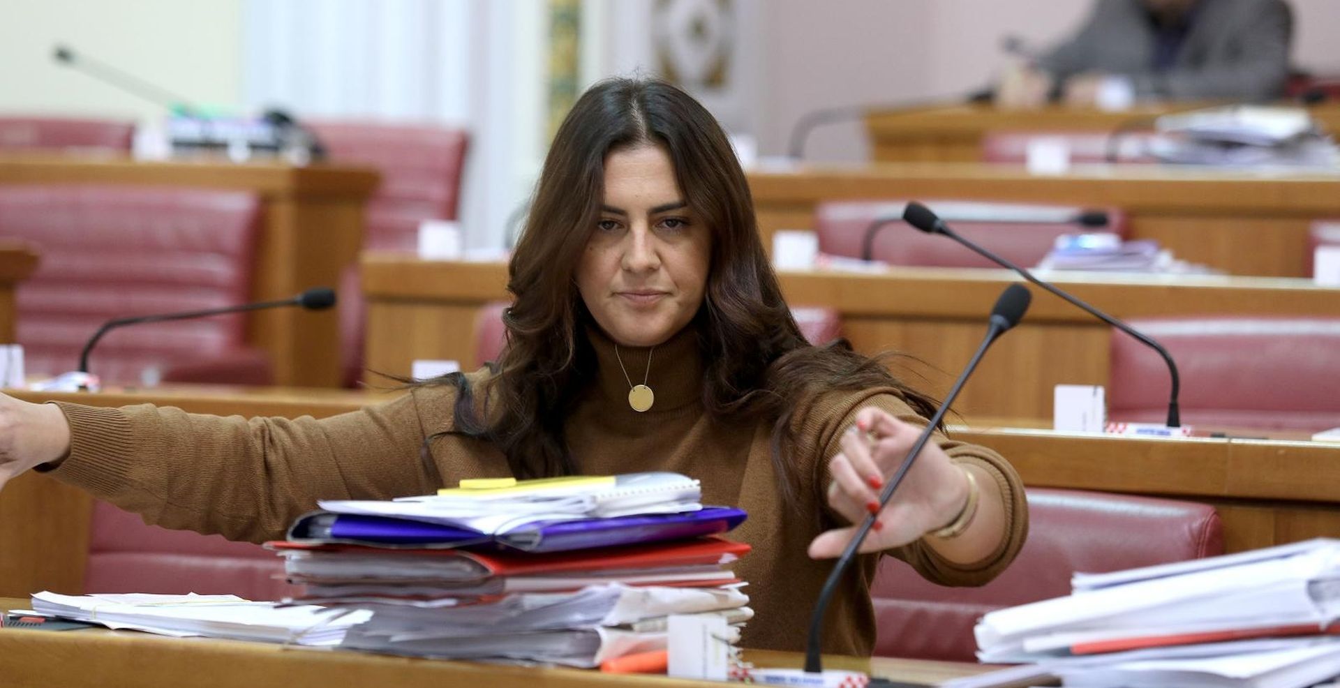 Zagreb: Tiskani materijali još jednom pobijedili tablete na saborskim klupama 10.10.2018., Zagreb - Hrpe materijala na klupama zastupnika zorno pokazuju da su jos jednom tableti i laptopi izgubili bitku za mjesto u Saboru. Pompozno najavljivano digitaliziranje jos jednom je zavrsilo kao i tone papira - u smecu.
Inace, predsjednik Vlade RH Andrej Plenkovic u nastavku 9. sjednice Sabora podnosi Godisnje izvjesce o radu Vlade. Ivana Nincevic Lesandric Photo: Patrik Macek/PIXSELL