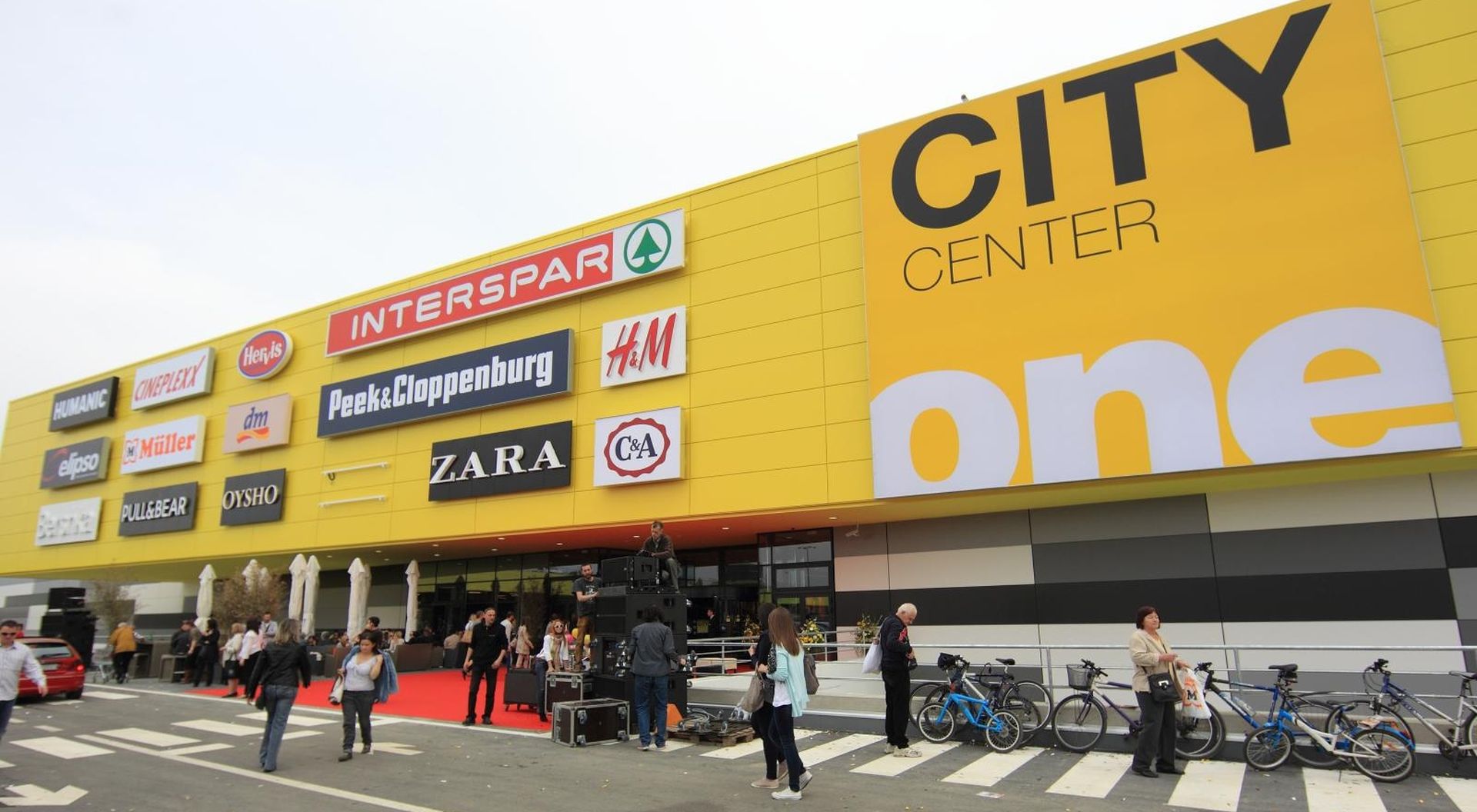 29.03.2012., Zagreb -  Otvorenje novog trgovackog centra CITY CENTAR ONE EAST na Zitnjaku. Tisuce ljudi i velika guzva obiljezili su otvorenje.
Photo: Zeljko Lukunic/PIXSELL