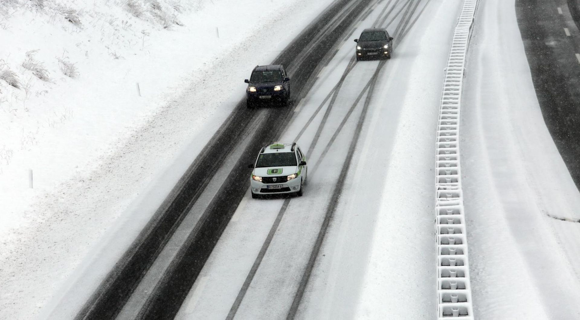 13.11.2017., Delnice - Prvi veci snijeg ove sezone otezava promet Gorskim kotarom i stvara poteskoce mjestanima goranskih naselja. Ralice ciste prometnice, autocestu Rijeka-Zagreb i staru cestu Rijeka - Zagreb.  
Photo: Goran Kovacic/PIXSELL