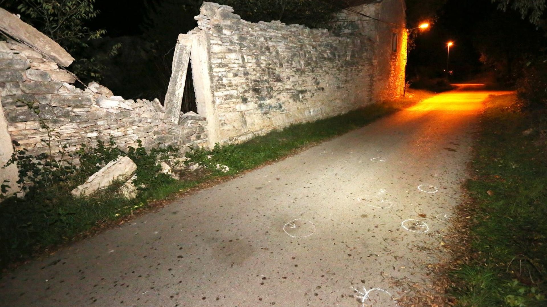 13.11.2018., Kistanje - Tragovi eksplozije. 
Dvoje djece ozlijedjeno je nakon aktiviranja eksplozivne naprave u Kistanjama kod Knina, za koju su pirotehnicari utvrdili kako je vjerojatno rijec o rucnoj bombi zaostaloj iz II. svjetskog rata. 
Photo: Dusko Jaramaz/PIXSELL