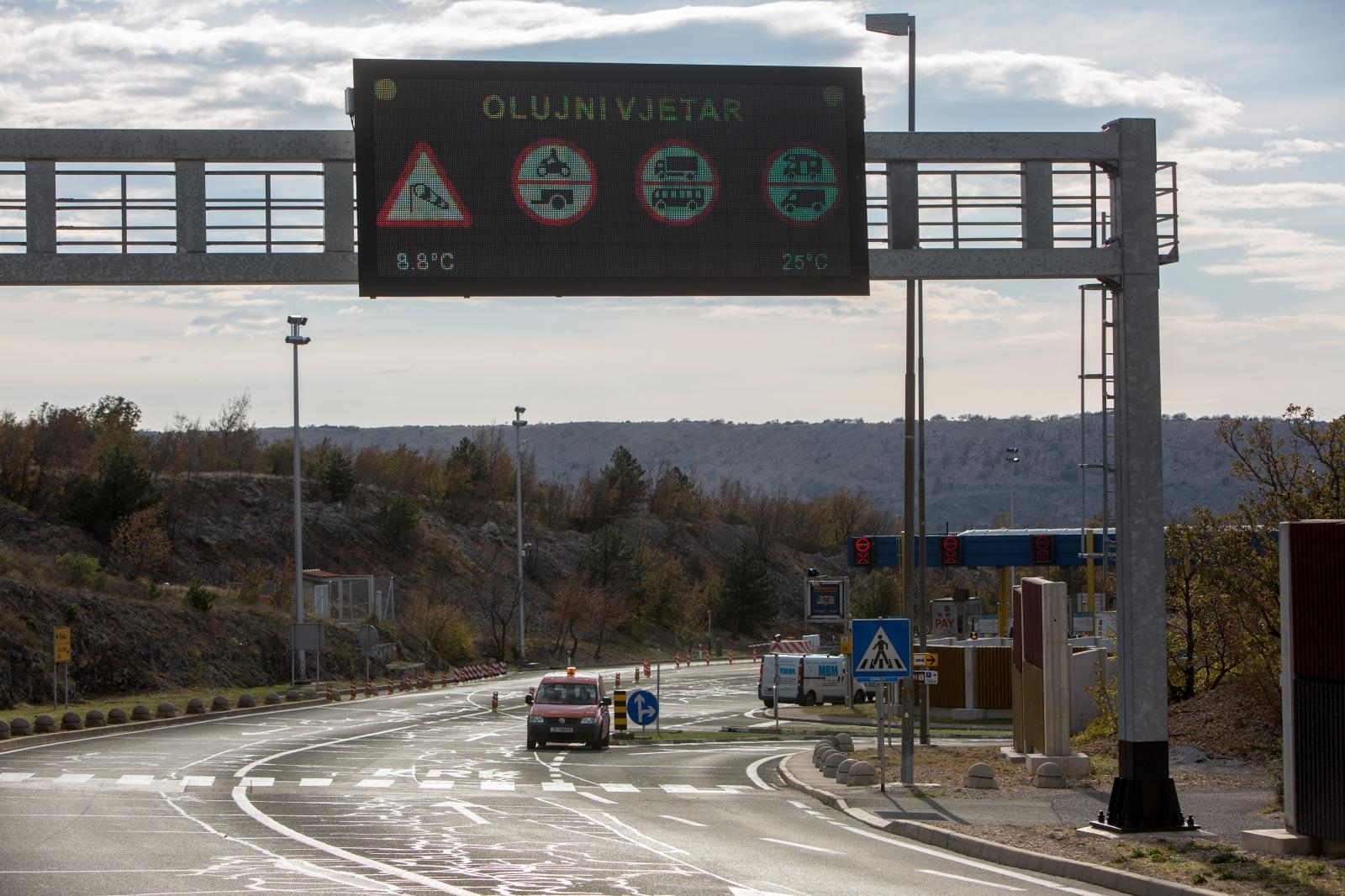 14.11.2017., Krcki Most - Zbog olujnih udara vjetra Krcki most zatvoren je za sve skupine vozila osim za automobile. 
Photo: Nel Pavletic/PIXSELL
