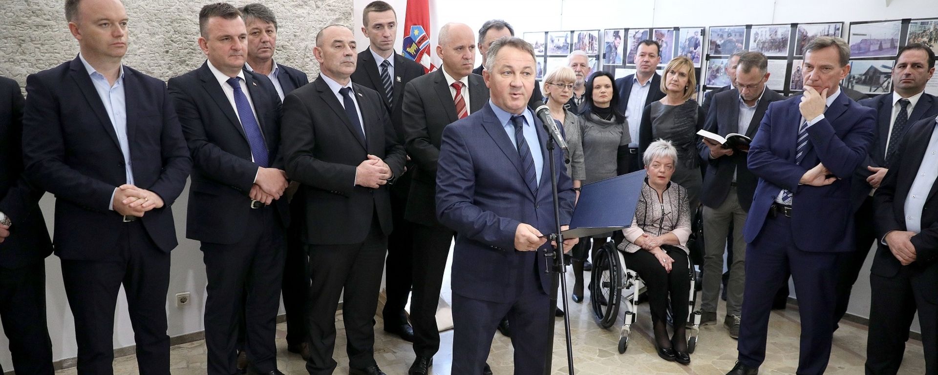 Zagreb: U Saboru otvorena izložba "Da se ne zaboravi Vukovar!" 15.11.2018., Zagreb - Povodom obiljezavanja 18. studenoga - Dana sjecanja na zrtvu Vukovara, u Saboru je otvorena izlozba pod nazivom "Da se ne zaboravi Vukovar". Izlozbu je otvorio Stevo Culej Photo: Patrik Macek/PIXSELL
