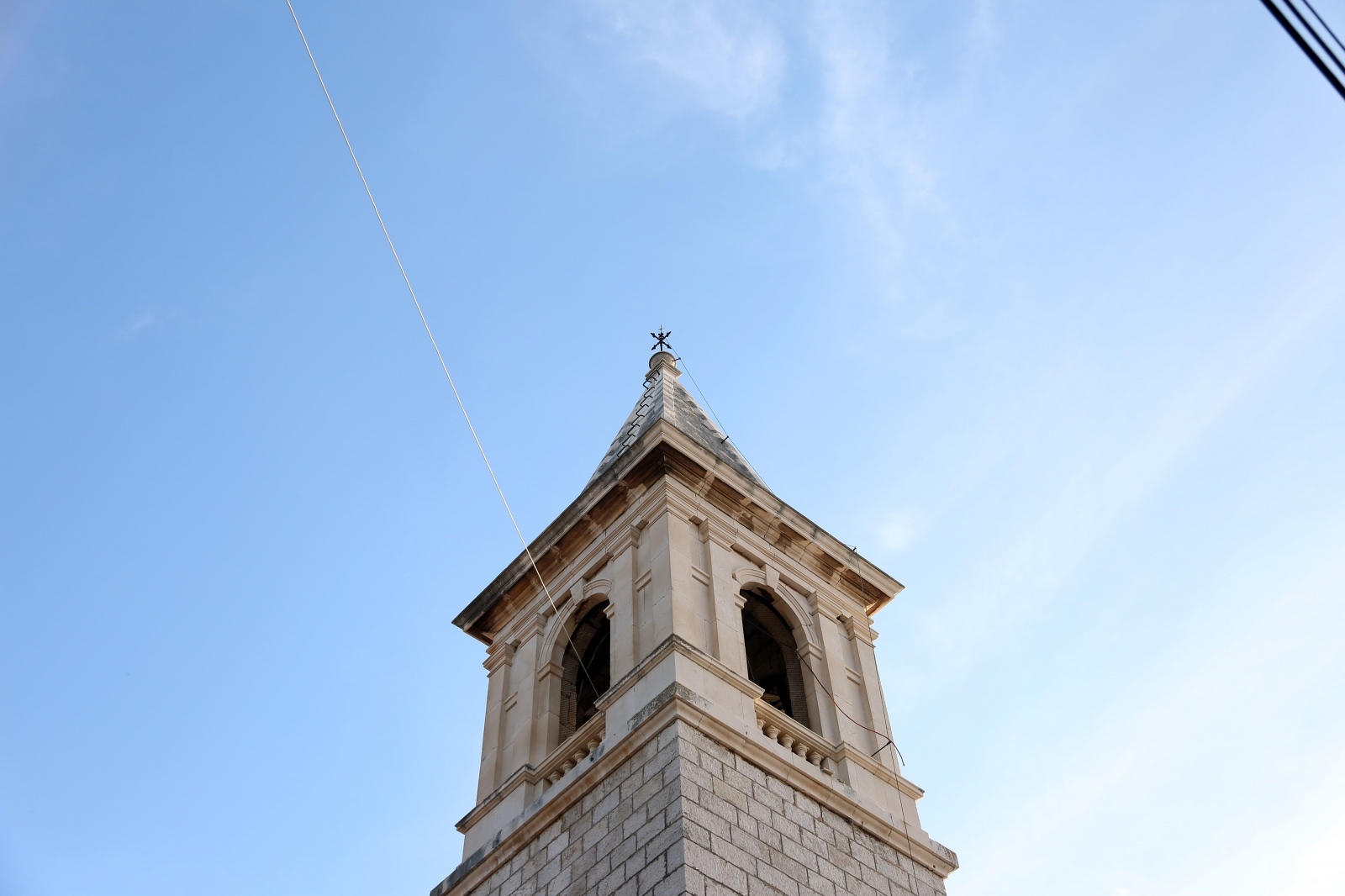 Crkva Gospe od Milosti u Prvić Luci 15.11.2018., Prvic Luka - Crkvu Gospe od Milosti u Prvic Luci na otoku Prvicu sagradili su franjevci 1461., kada su na otok, bjezeci od kuge i Turaka dosli franjevacki glagoljasi i osnovali samostan. Unutrasnjost krasi pet baroknih oltara. Zvonik od bijelog kamena sagradjen je 1885. godine.
Photo: Dusko Jaramaz/PIXSELL
