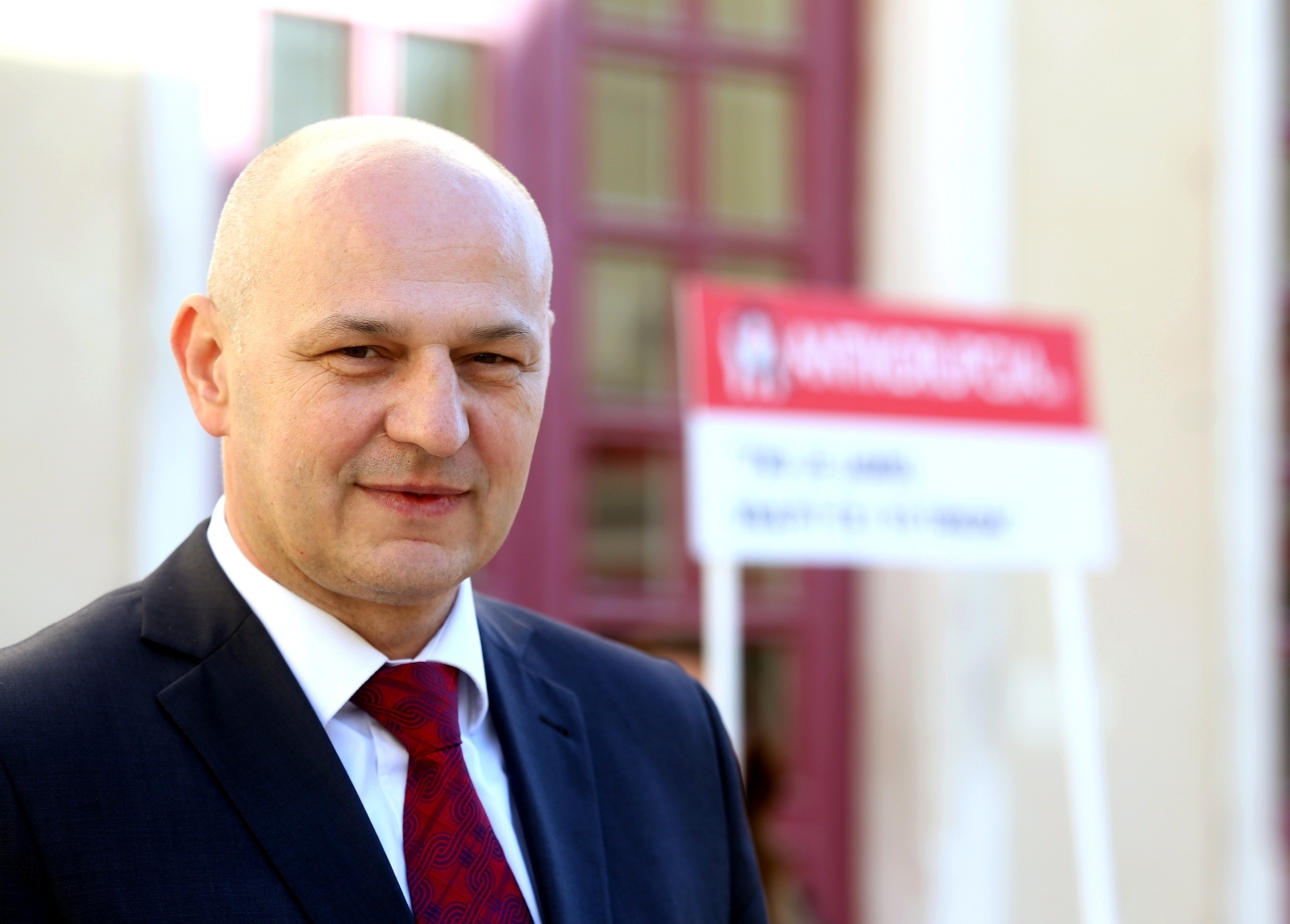 Šibenik: Mislav Kolakušić družio se s građanima i pozivao ih na učlanjenje 16.11.2018., Sibenik - 
Predsjednik udruge Antikorupcija Mislav Kolakusic druzio se s gradjanima Sibenika pozivajuci ih na uclanjenje u gradjansku inicijativu koju je nedavno pokrenuo s ciljem pocetka organizirane borbe protiv korupcije na svim razinama.
Photo: Dusko Jaramaz/PIXSELL