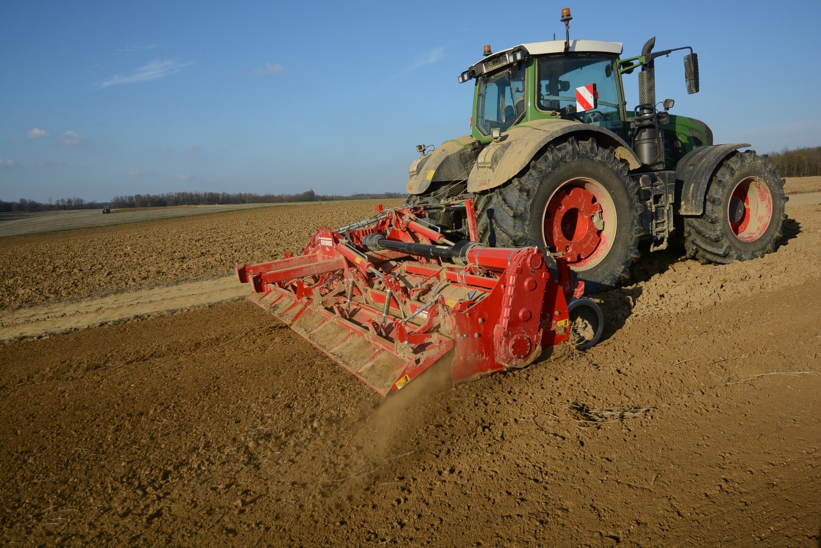 Frezanje i zaglađivanje završna je jesenska obrada i prirpema zemlje za proljetnu sjetvu i sadnju 16.11.2018., Garesnica, Kaniska Iva - Na OPG-u Agro Puskaric iz Kaniske Ive, kao najvecem proizvodjacu krumpira a cije se proizvodne povrsine prostiru na 300-ak hektara, u tijeku su jesenski radovi na obradi zemlje. Frezanje i zagladjivanje predstavlja zavrsnu pripremu zemlje za sjetvu ili sadnju raznih poljoprivrednih kultura. Photo: Damir Spehar/PIXSELL