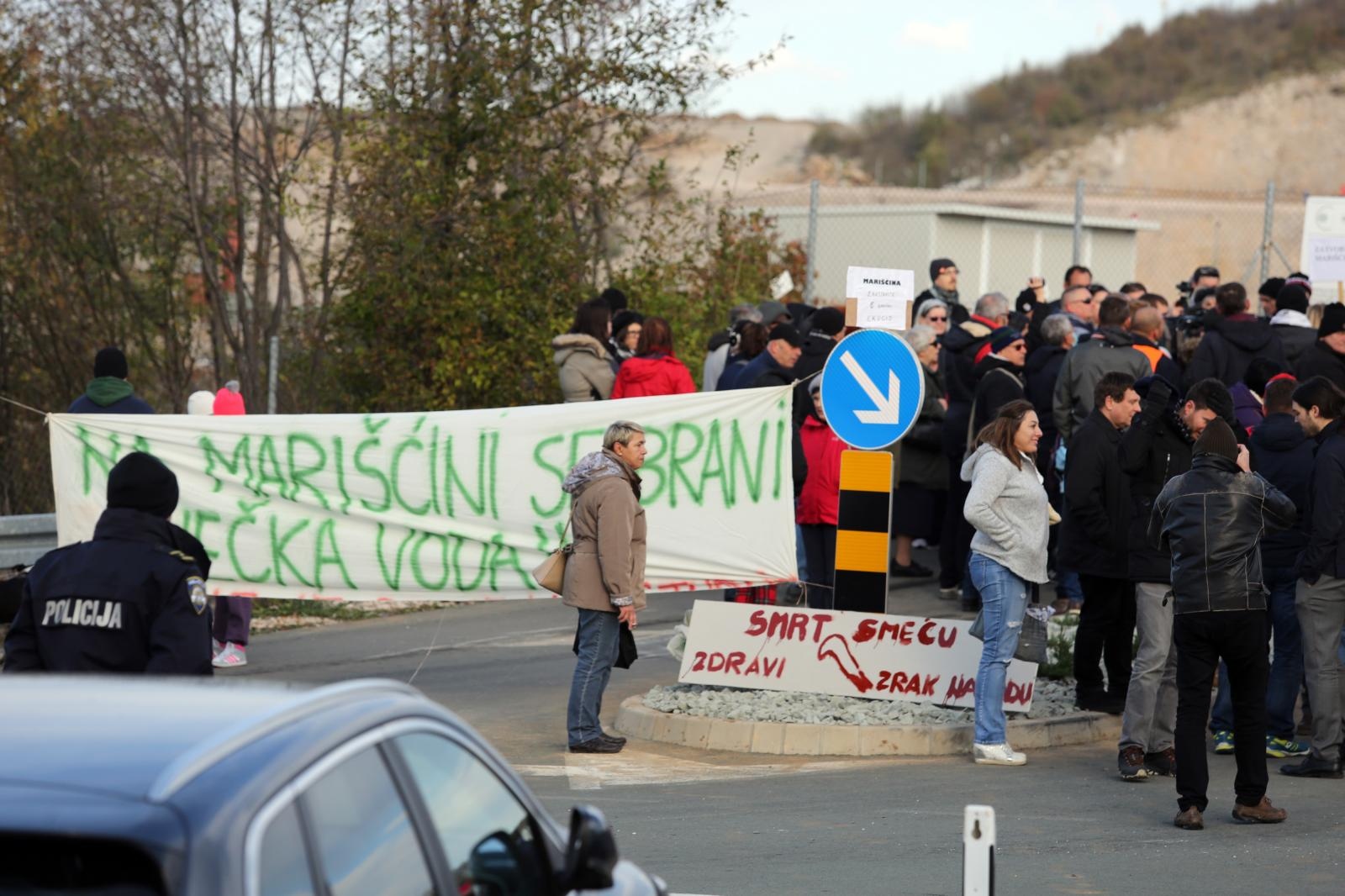 17.11.2018. Rijeka - Udruga Krizni eko stozer Mariscina organizirala je prosvjed i blokiranje ulaza u Zupanijski centar za gospodarenjem otpadom Mariscina, zahtijevajuci zatvaranje centra kao rjesenje problema mjestana okolnih mjesta. Prosvjednike su dosli podrzati Ivan Vilibor Sincic i Ivan Pernar.
Photo: Goran Kovacic/PIXSELL