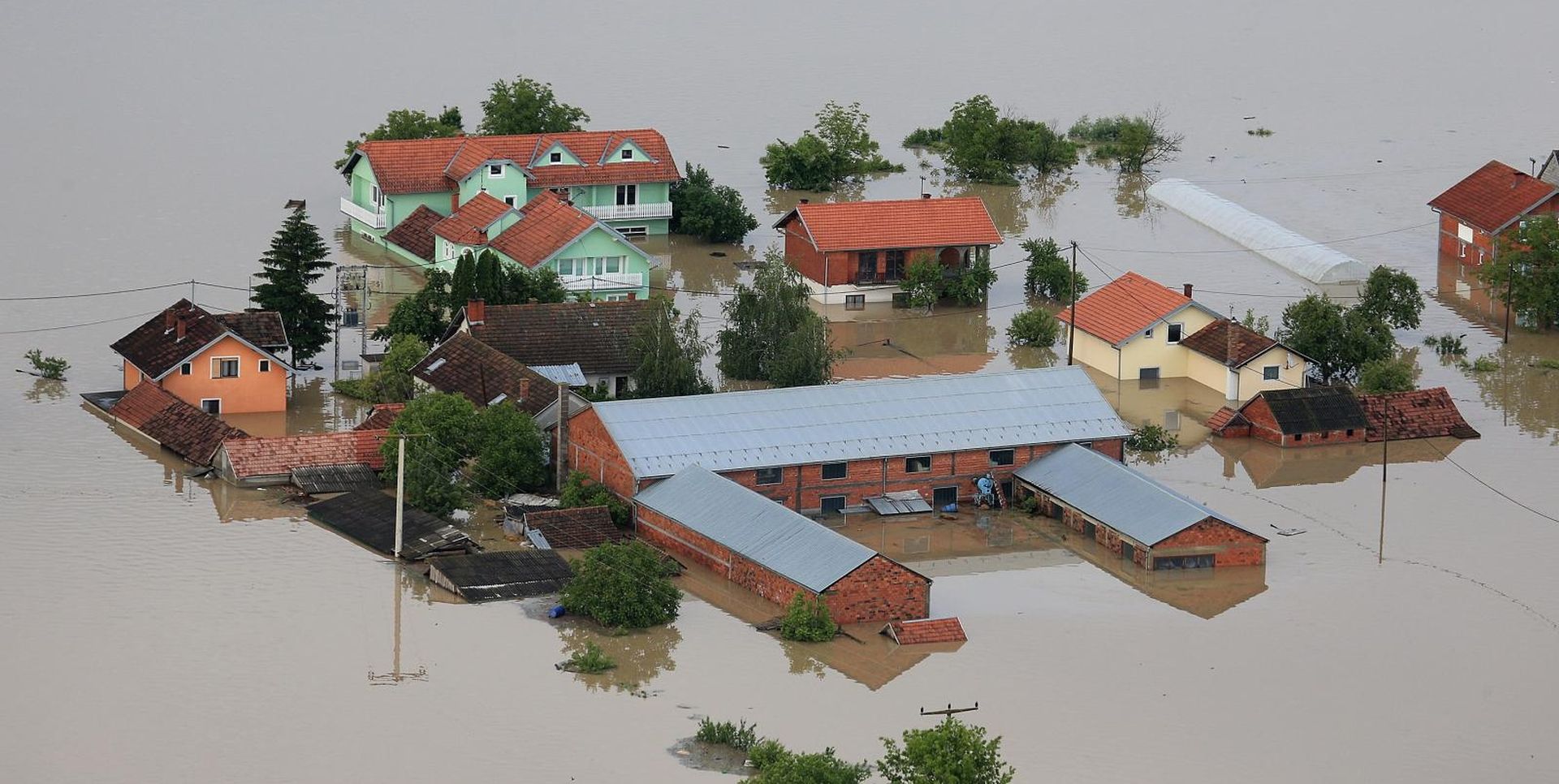 18.05.2014., Gunja, Racinovaci, Rajevo Selo - Probijeni nasipi preplavili najistocniji dio Vukovarsko-srijemske zupanije. Gunja je odsjecena, u nju se moze uci jedino camcima i vojnim vozilima. Voda se popela do krovova kuca. 
Photo: Davor Javorovic/PIXSELL