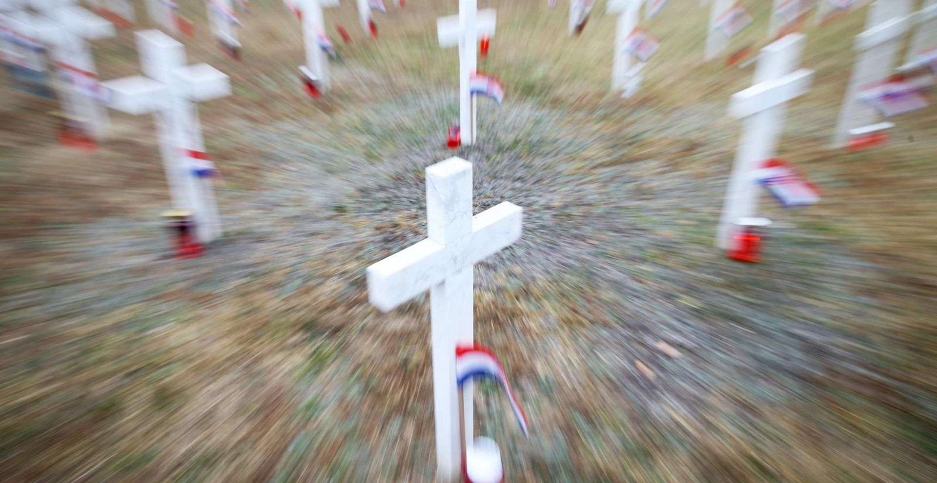 Detalji Memorijalnog groblja u Vukovaru 18.11.2018., Vukovar - Dan sjecanja na zrtvu Vukovara 1991.-2018. Kolonom sjecanja od vukovarske bolnice do memorijalnog groblja odaje se pocast Gradu Heroju, njegovoj zrtvi i stanovnicima tog grada. Po dolasku kolone na Memorijalno groblje zrtava Domovinskog rata sudionici Kriznog puta otisli su prema grobnicama poginulih i ubijenih branitelja i civila te polozili svijece i cvijece. Photo: Slavko Midzor/PIXSELL