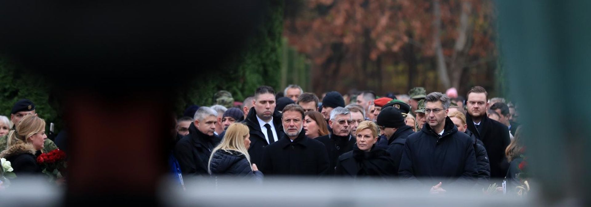18.11.2018., Vukovar - Dan sjecanja na zrtvu Vukovara 1991.-2018. Kolonom sjecanja od vukovarske bolnice do memorijalnog groblja odaje se pocast Gradu Heroju, njegovoj zrtvi i stanovnicima tog grada. Po dolasku kolone na Memorijalno groblje zrtava Domovinskog rata brojna izaslanstva polozila su vijence i zapalila svijece za poginule. Gordan Jandrokovic, Kolinda Grabar Kitarovic, Andrej Plenkovic Photo: Slavko Midzor/PIXSELL
