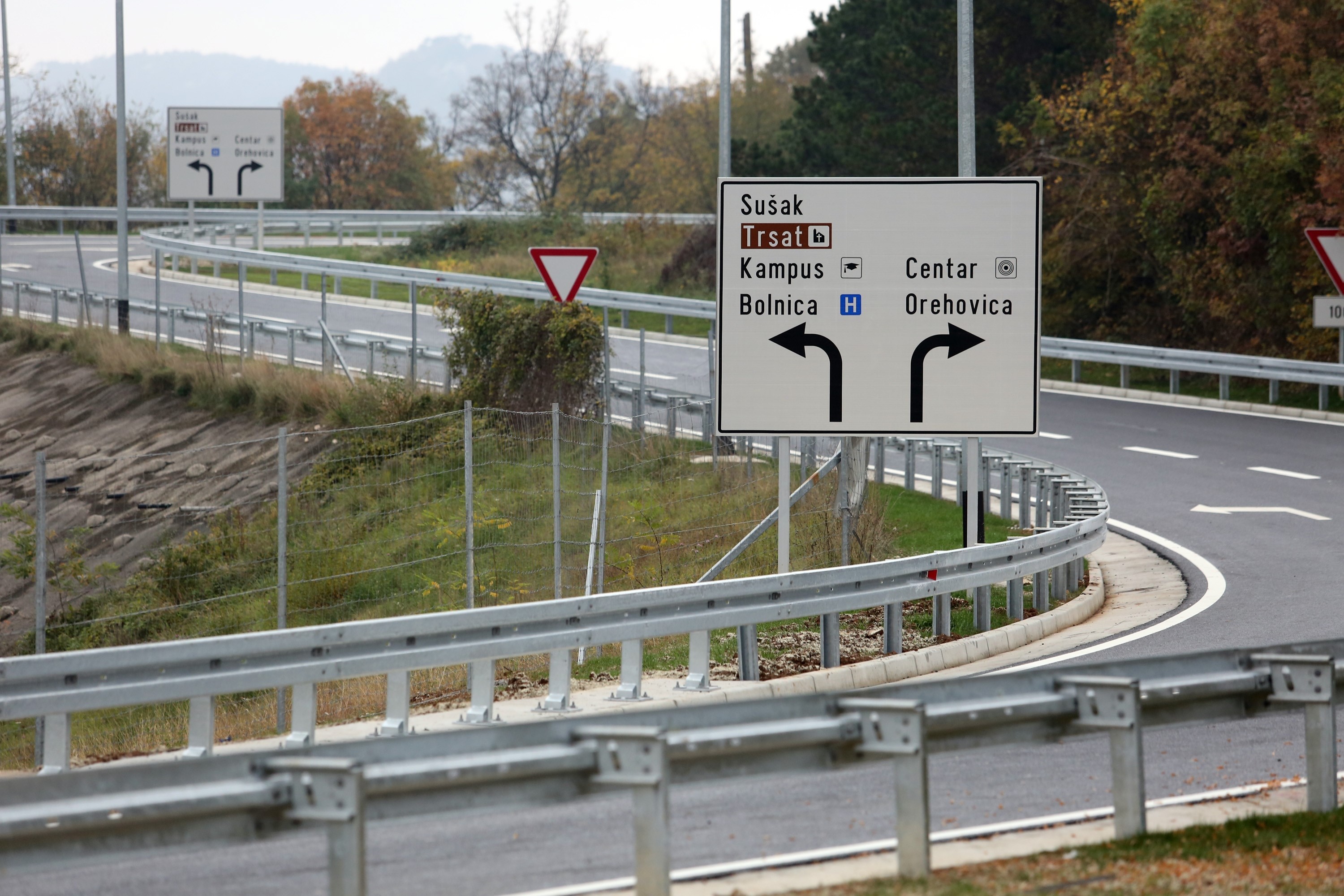 19.11.2015., Croatia, Rijeka - Izlazni krak rijecke obilaznice na cvoru Orehovica je zavrsen, ali jos nije pusten u promet. Izlaz za istocni dio grada iz pravca zapada skratit ce voznju do KBC-a, sveucilisnog kampusa i Trsatskog svetista. Signalizacija je postavljena. 
Photo: Goran Kovacic/PIXSELL