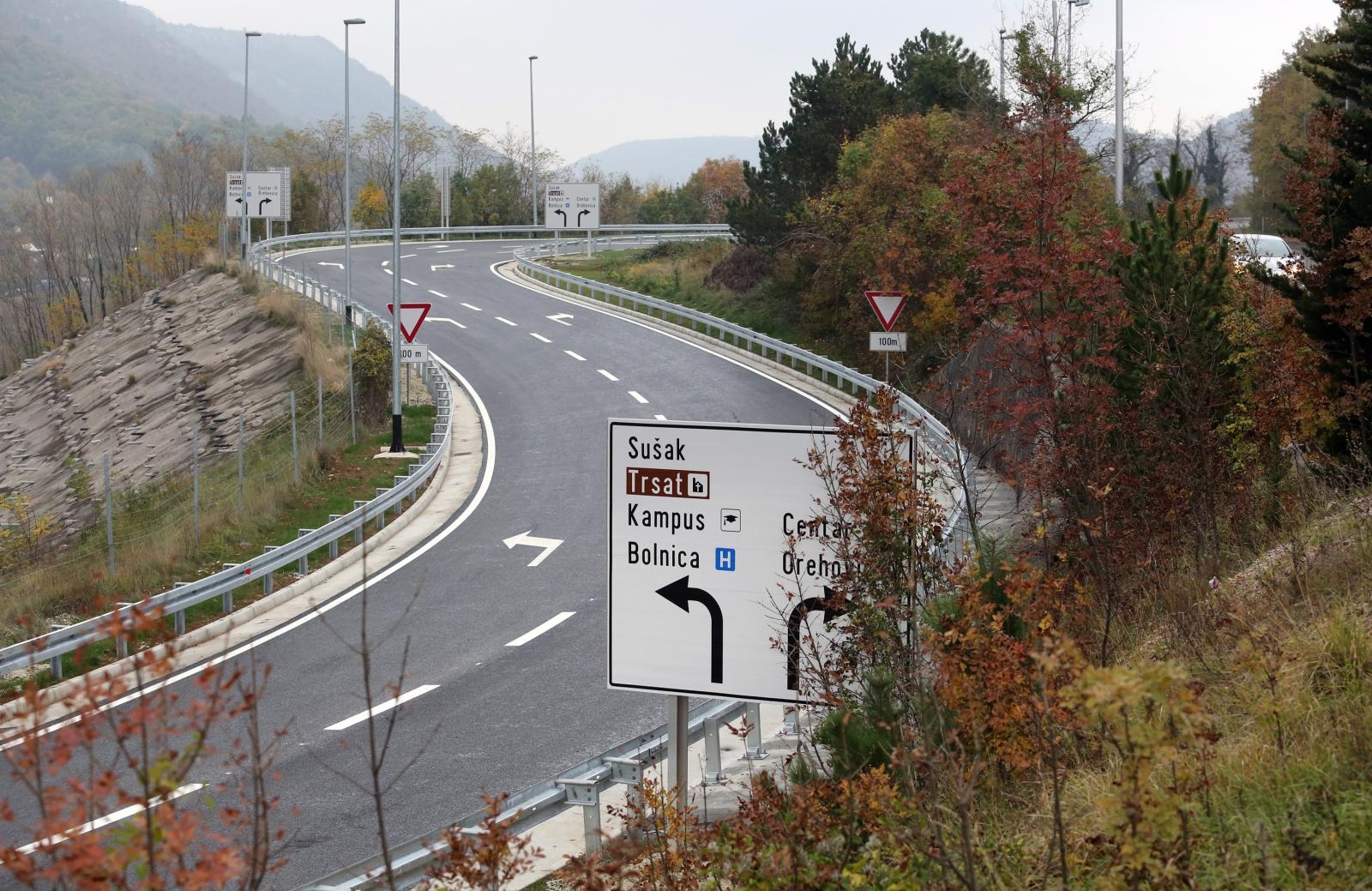 19.11.2015., Croatia, Rijeka - Izlazni krak rijecke obilaznice na cvoru Orehovica je zavrsen, ali jos nije pusten u promet. Izlaz za istocni dio grada iz pravca zapada skratit ce voznju do KBC-a, sveucilisnog kampusa i Trsatskog svetista. Signalizacija je postavljena. 
Photo: Goran Kovacic/PIXSELL