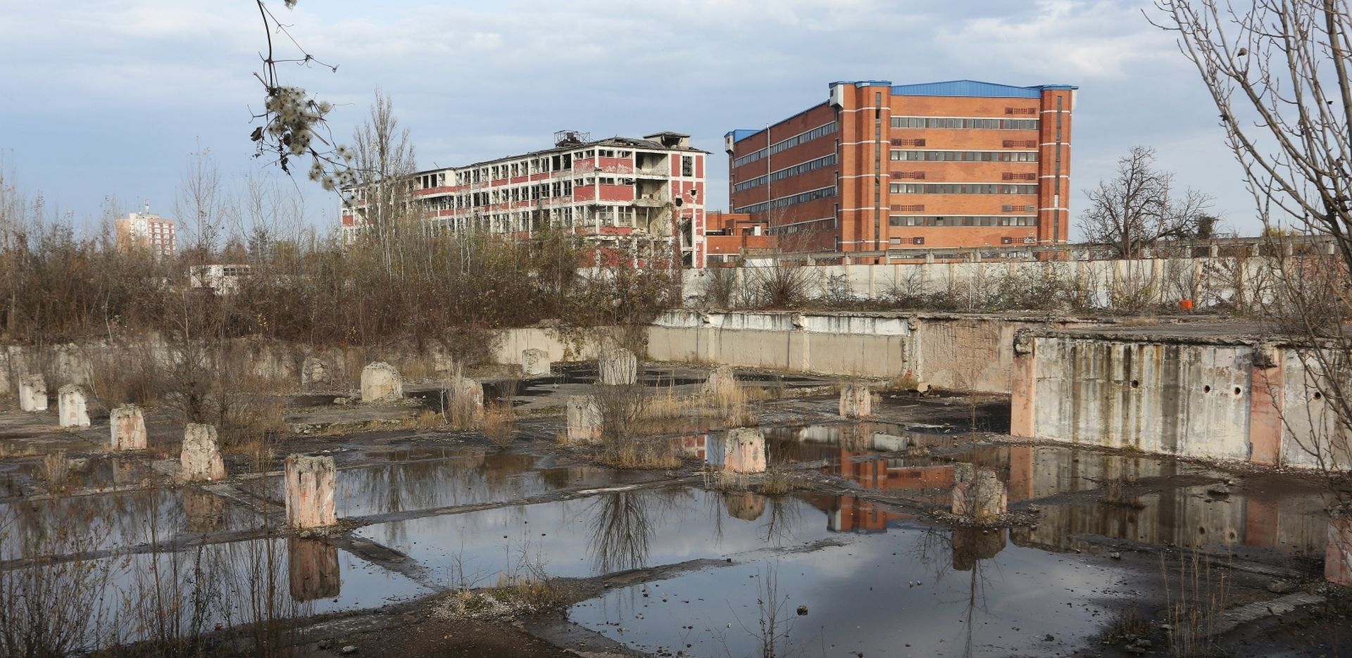 19.11.2016., Vukovar - U vukovarskoj cetvrti Borovo naselje Kriznim putem - Kolonom sjecanja od rusevina Borovo Commercea do crkve Gospe Fatimske odana je pocast zrtvama obrane Borova naselja. 
Photo: Marko Mrkonjic/PIXSELL
