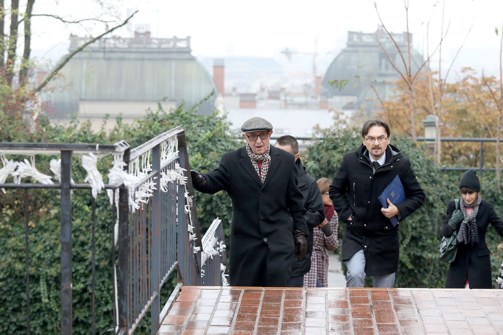 Zagreb: Theodor Meron prošetao po Gornjem gradu 22.11.2018., Zagreb - Predsjednik Medjunarodnoga rezidualnog mehanizma za kaznene sudove (MICT) Theodor Meron prosetao je prije sastanka u Banskim dvorima po Gornjem gradu. Uz uobicajene vizure Zagreba, spomenik Matosu i pripreme za Advent odusevio ga je Mercedes iz pedesetih godina proslog stoljeca parkiran u Cirilimetodskoj ulici. Photo: Patrik Macek/PIXSELL
