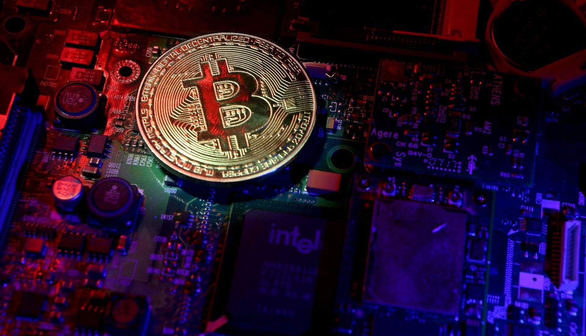 23.03.2018., Zagreb - Bitcoin, digitalna i globalna valuta stvorena 2009. Utemeljitelj je osoba ili grupa ljudi pod pseudonimom Satoshi Nakamoto. Bitcoin je digitalni novac, stvoren i cuvan elektronicki. Nije printan ni kontroliran. Proizvode ga brojni ljudi pomocu racunala u cijelom svijetu koristeci software koji rjesava matematicke probleme. Bitcoin je prvi primjer ovakve valute nazvane kriptovaluta.  
Photo: Igor Kralj/PIXSELL