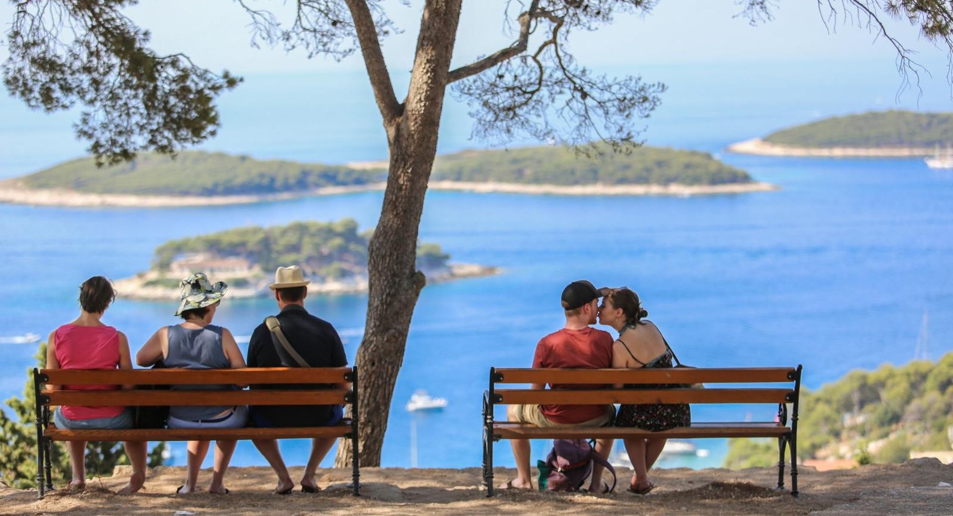 23.07.2017., Hvar - Nad sjevernim, starim dijelom grada Hvara, na brdu visine oko stotinjak metara uzdize se gradska tvrdjava. Hvarani je  zovu Fortica a od 16. st. i tvrdjava Spanjola. Fortica s gradskim zidinama predstavljala je sredisnju obrambenu utvrdu grada Hvara, stoljetnu zastitnicu grada i luke, ujutro prije velikih vrucina posjecuju ju mnogobrojni turisti da bi napravili fotografije za uspomenu i pokazali ljepote Hrvatske diljem svijeta.  Turisti svih generacija uzivaju u hladu sa pogledom na Paklenske otoke.         Photo: Igor Soban/PIXSELL