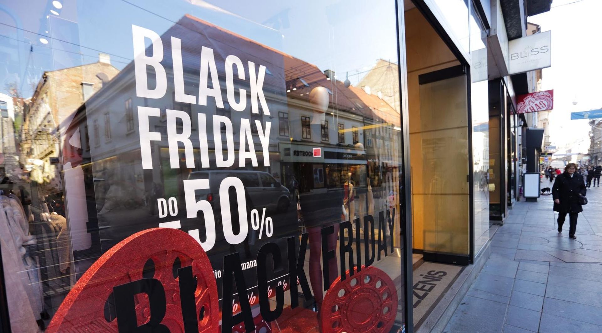 24.11.2017., Zagreb - Crni petak ili Black Friday Hrvati su kopirali iz americke prakse, no dok su ondje stvarno znacajni popusti, u Lijepoj Nasoj nisu bas, stoga izostaju guzve u ducanima, a roba na popustu moze se birati u relativnom miru. Photo: Luka Stanzl/PIXSELL