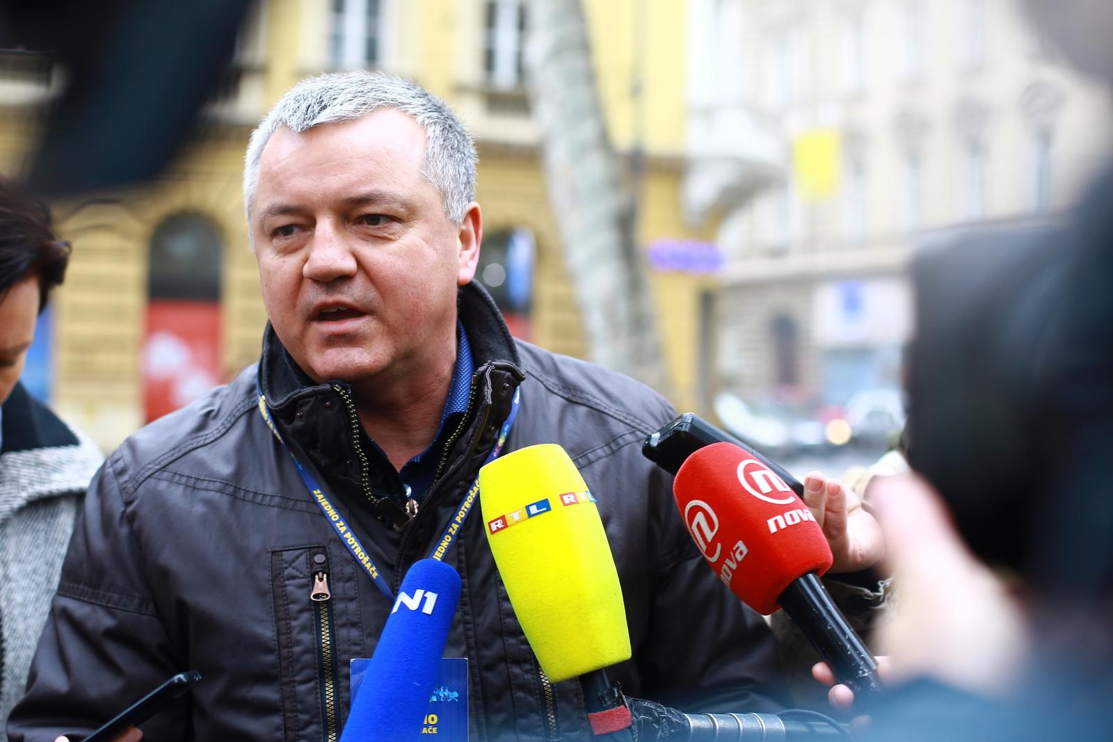 Zagreb: Ministarstvo gospodarstva, poduzetništva i obrta organiziralo "Kavica s građanima" 24.11.2018., Zagreb - Ministarstvo gospodarstva, poduzetnistva i obrta informiralo gradjane o njihovim potrosackim pravima. Akciji na Zrinjevcu pridruzio se i ministar Darko Horvat. 
Photo: Borna Filic/PIXSELL