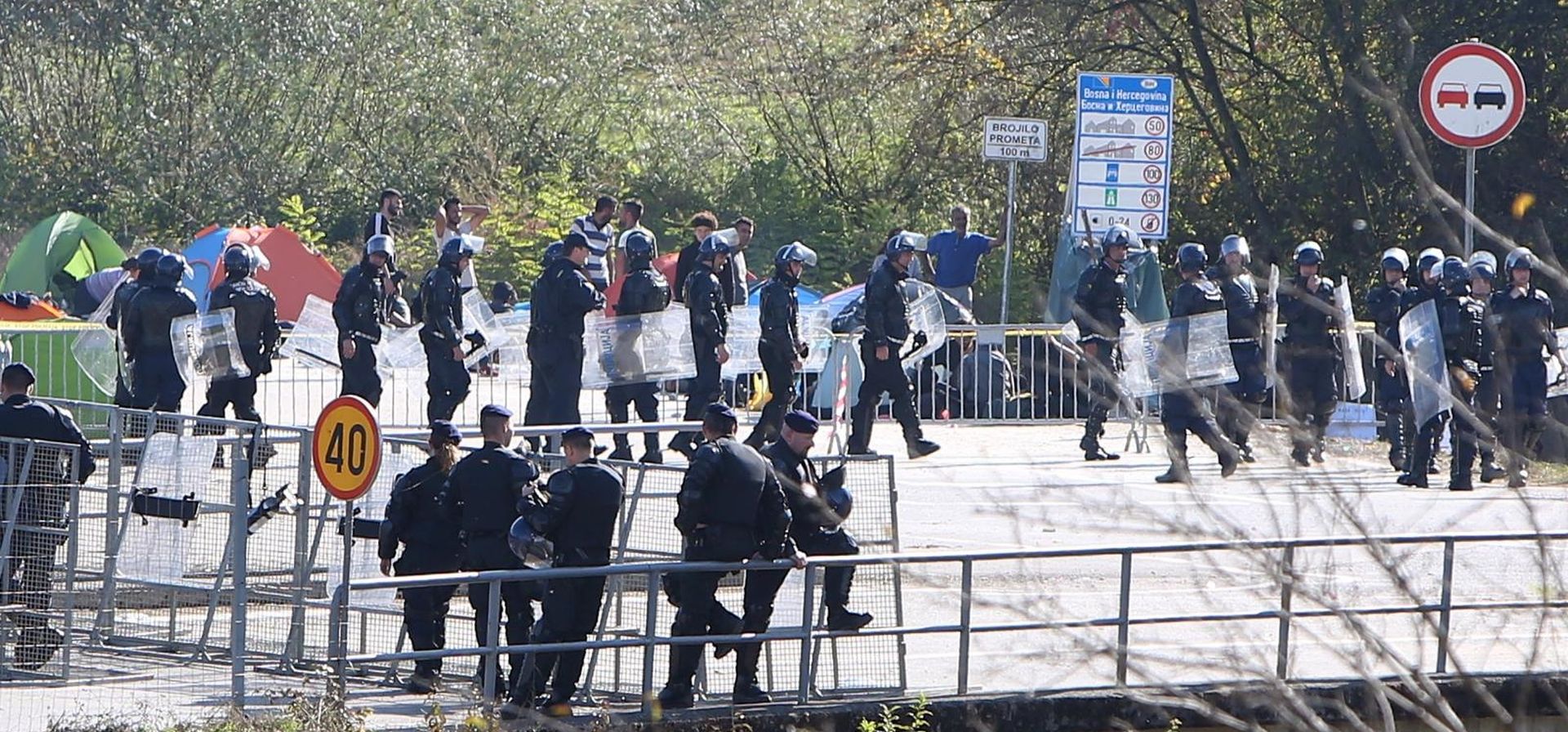 GP Maljevac: Djeca migranata uzvikuju da im policija otvori granicu 25.10.2018., GP Maljevac - Migranti na granicnom prijelazu Velika Kladusa - Maljevac. Granicni prijelaz i dalje je zatvoren. BiH policija propustila je djecu da s transparentima dodju do novinara te su pred njima uzvikivali: "Open borders! Human rights!" Photo:  Kristina Stedul Fabac/PIXSELL