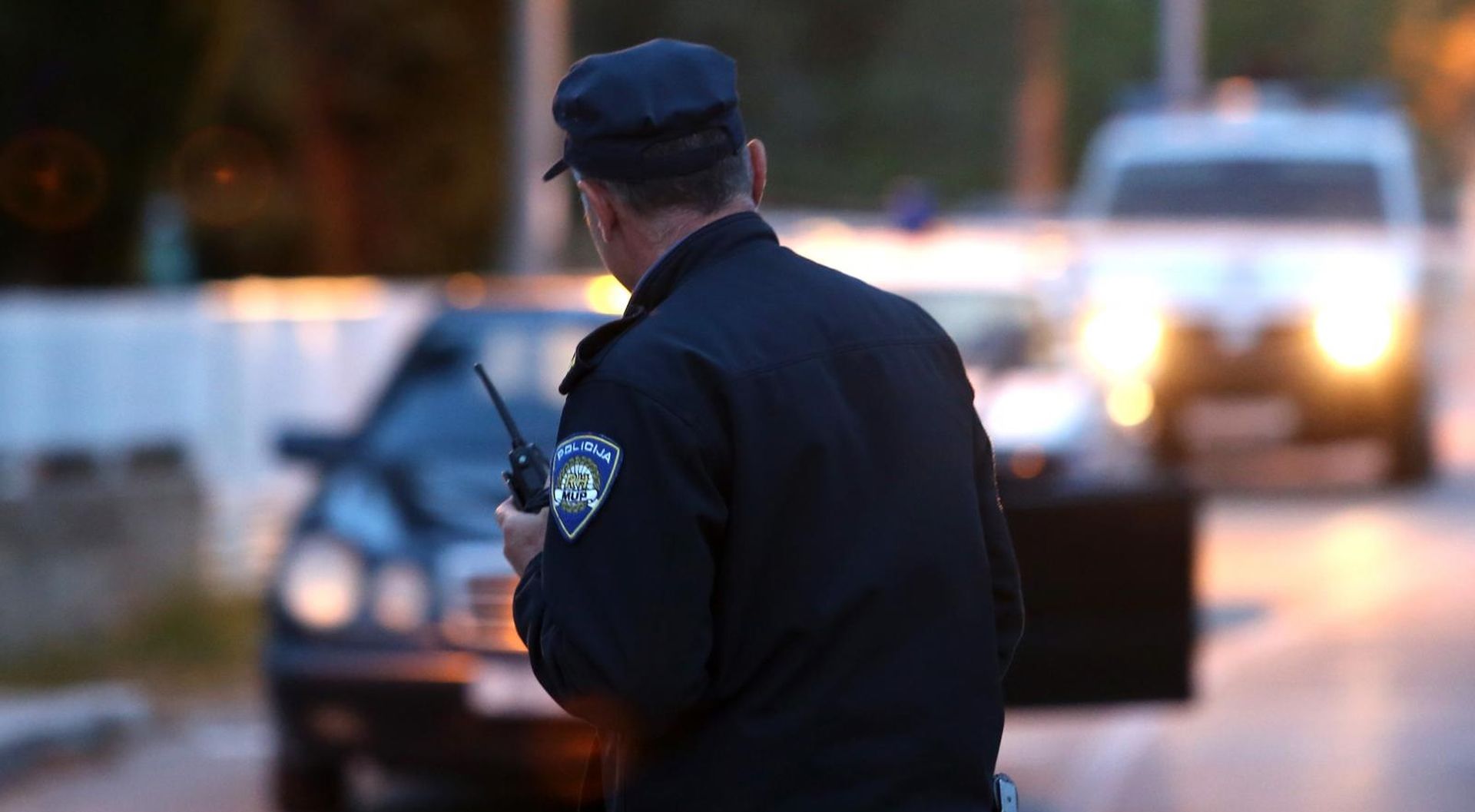 26.04.2017., Brodarica - Policijski ocevid u tijeku gdje je doslo do pucnjave u kojoj je nekoliko osoba ubijeno. Prema posljednjim informacijama dvije osobe pronadjene su u obiteljskoj kuci dok je jedno tijelo pronadjeno u automobilu. Automobil Mercedes u kojem je pronadjeno tijelo muskarca. Photo: Dusko Jaramaz/PIXSELL