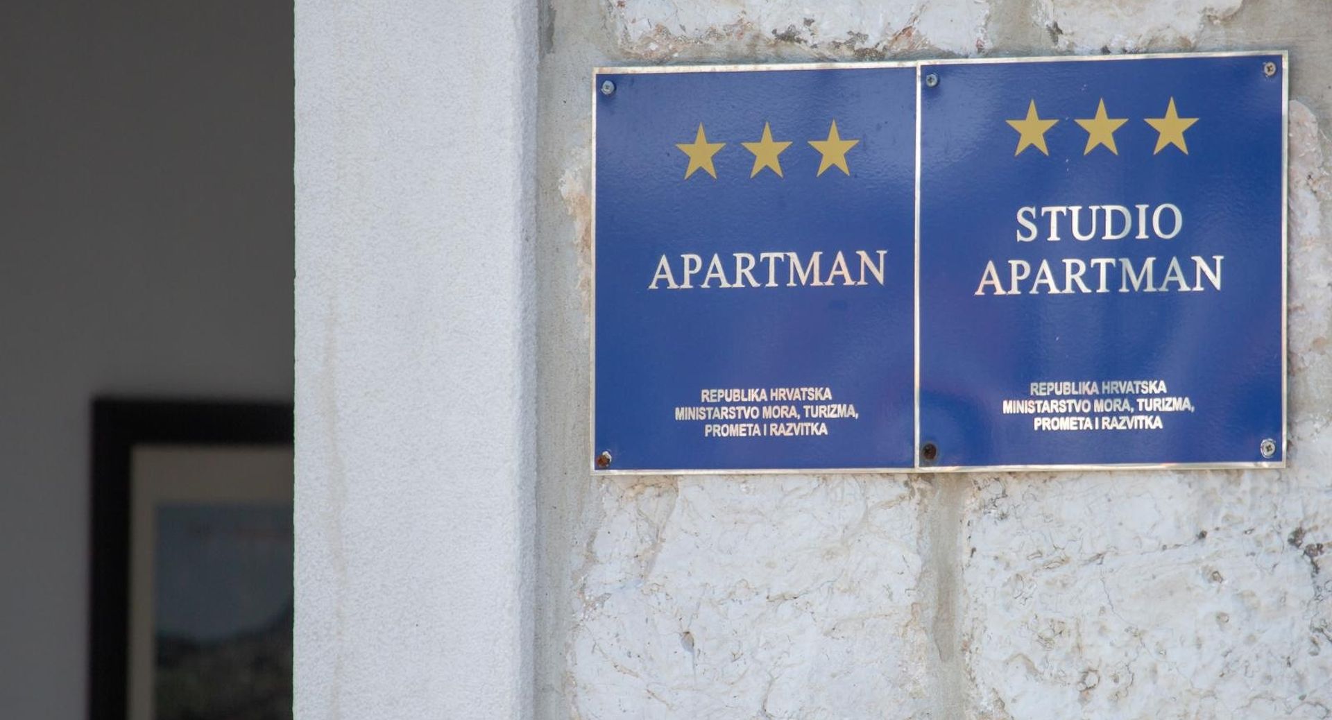 27.05.2018., Dubrovnik - Ilustracija za apartman. Tala s oznakom i kategorizacijom objekta za iznajmljivanje.
Photo: Grgo Jelavic/PIXSELL