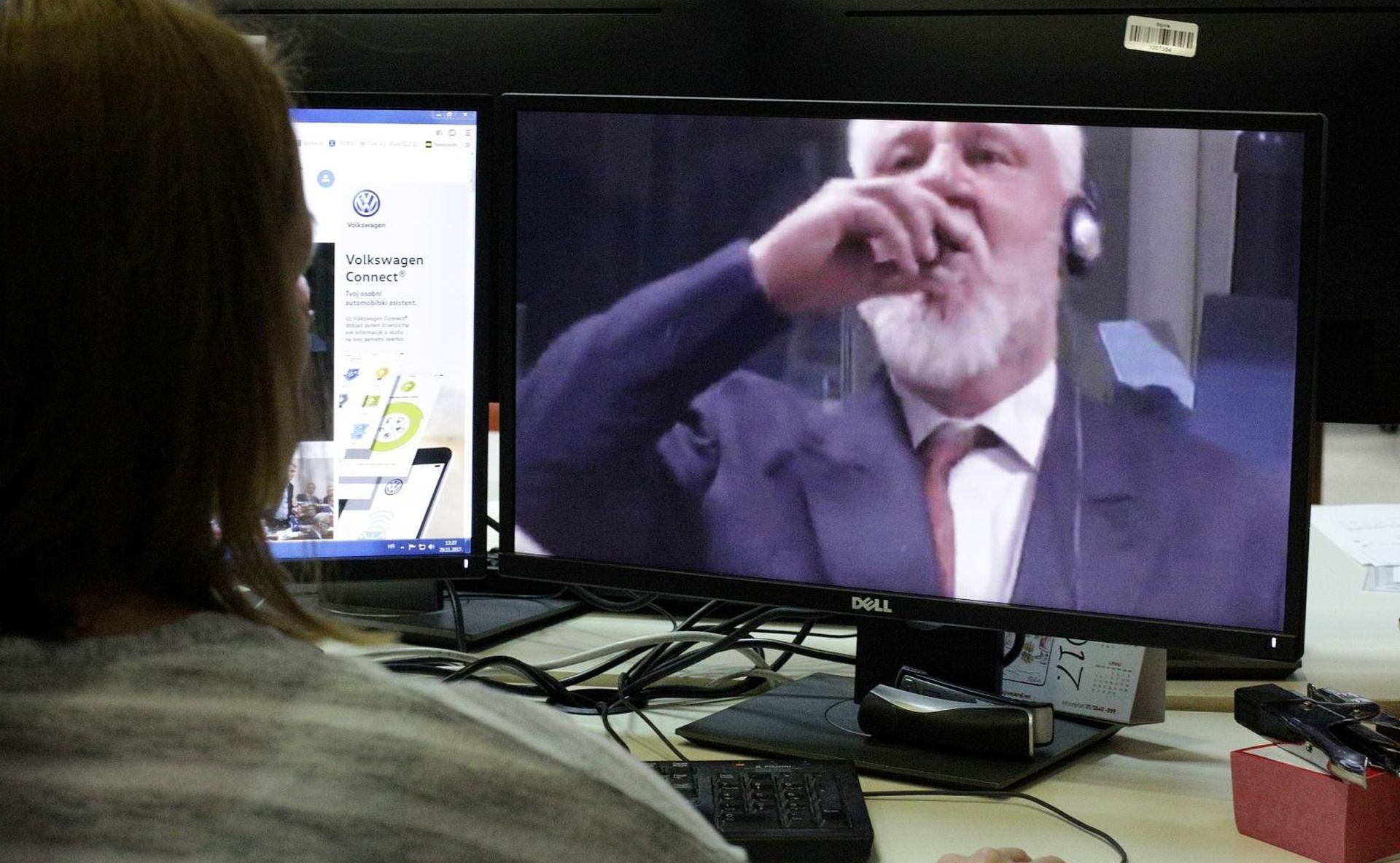 29.11.2017., Zagreb - General Praljak tijekom izricanja presude u Haagu popio je otrov sto su brojni gledatelji pratili i na racunalima. Nakon tog incidenta citanje daljnje presude je prekinuto.
Photo: Zarko Basic/PIXSELL
