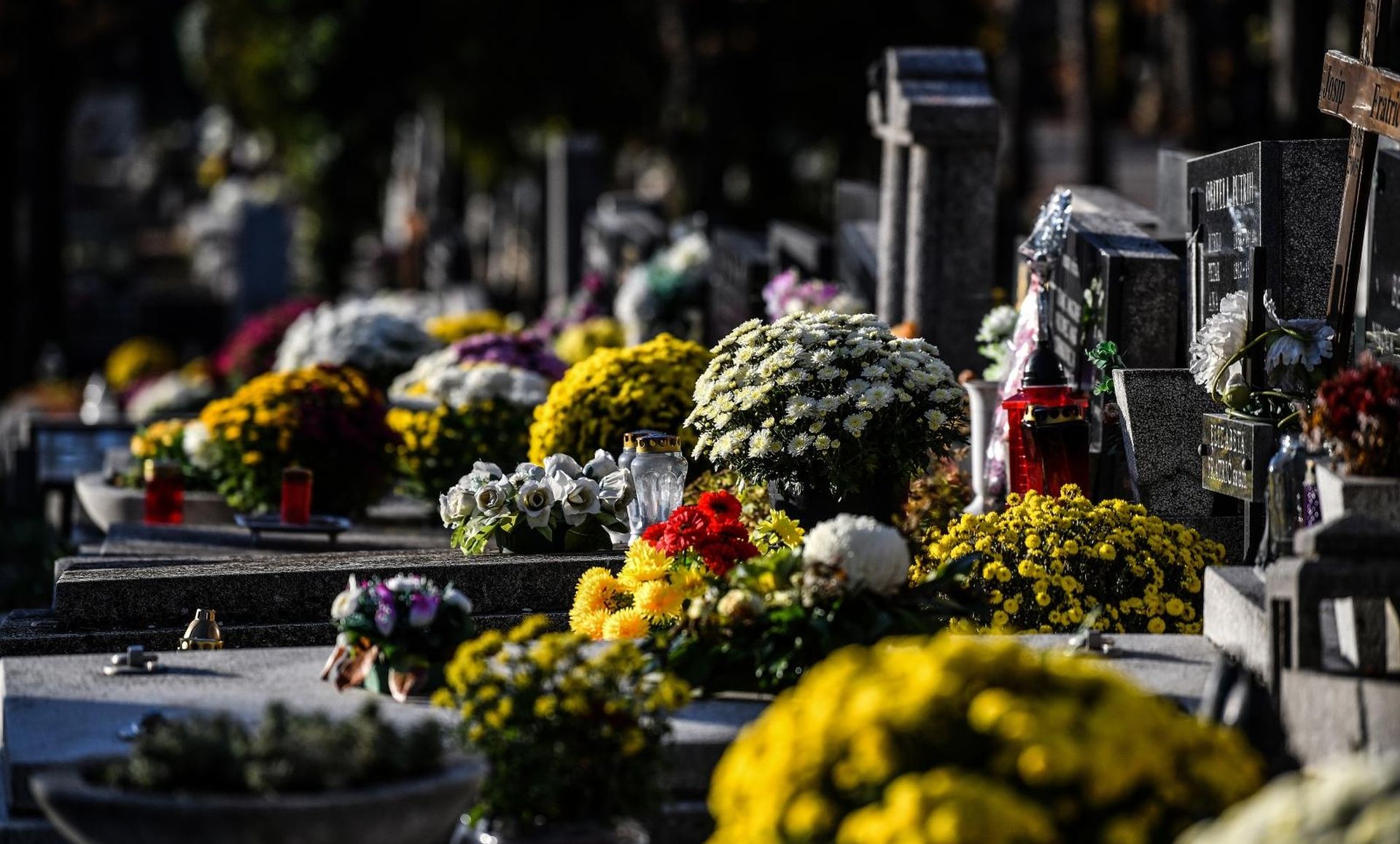 Zagreb: Povodom blagdana Svih svetih građani uredili grobove svojih najmilijih na Mirogoju 31.10.2018., Zagreb - Povodom blagdana Svih svetih gradjani su uredili grobove svojih najmilijih na groblju Mirogoj.

Photo: Sandra Simunovic/PIXSELL